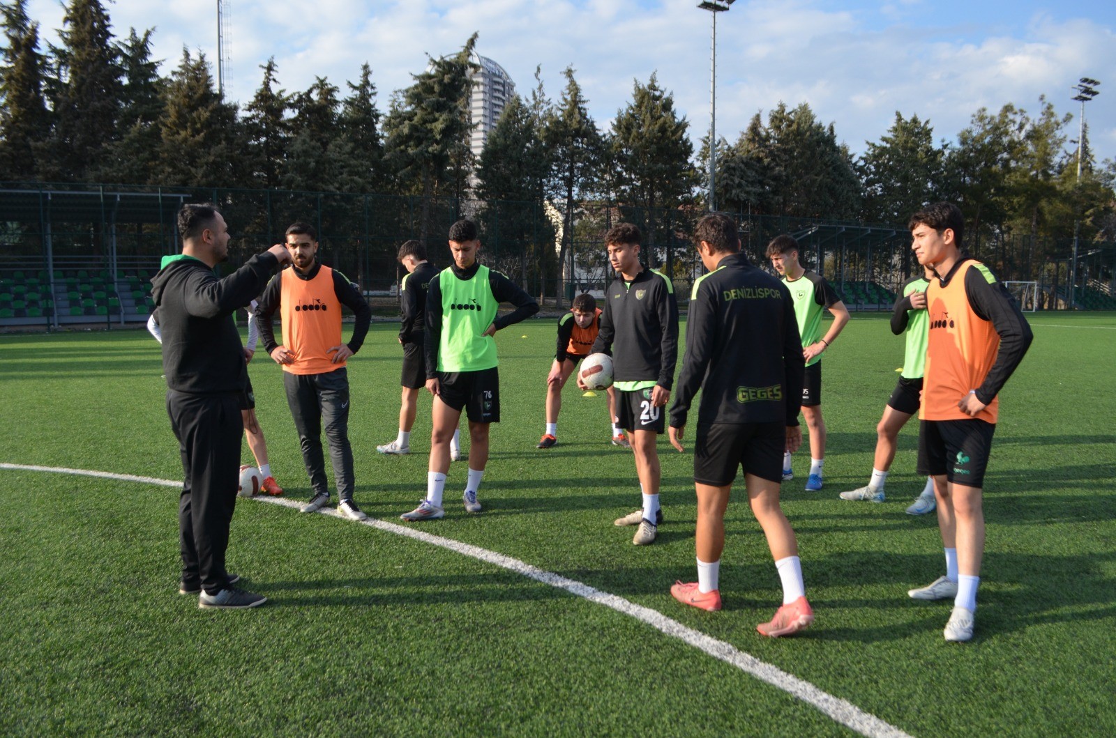 Denizlispor U19 Liderliğini Sürdürmek Istiyor (3)