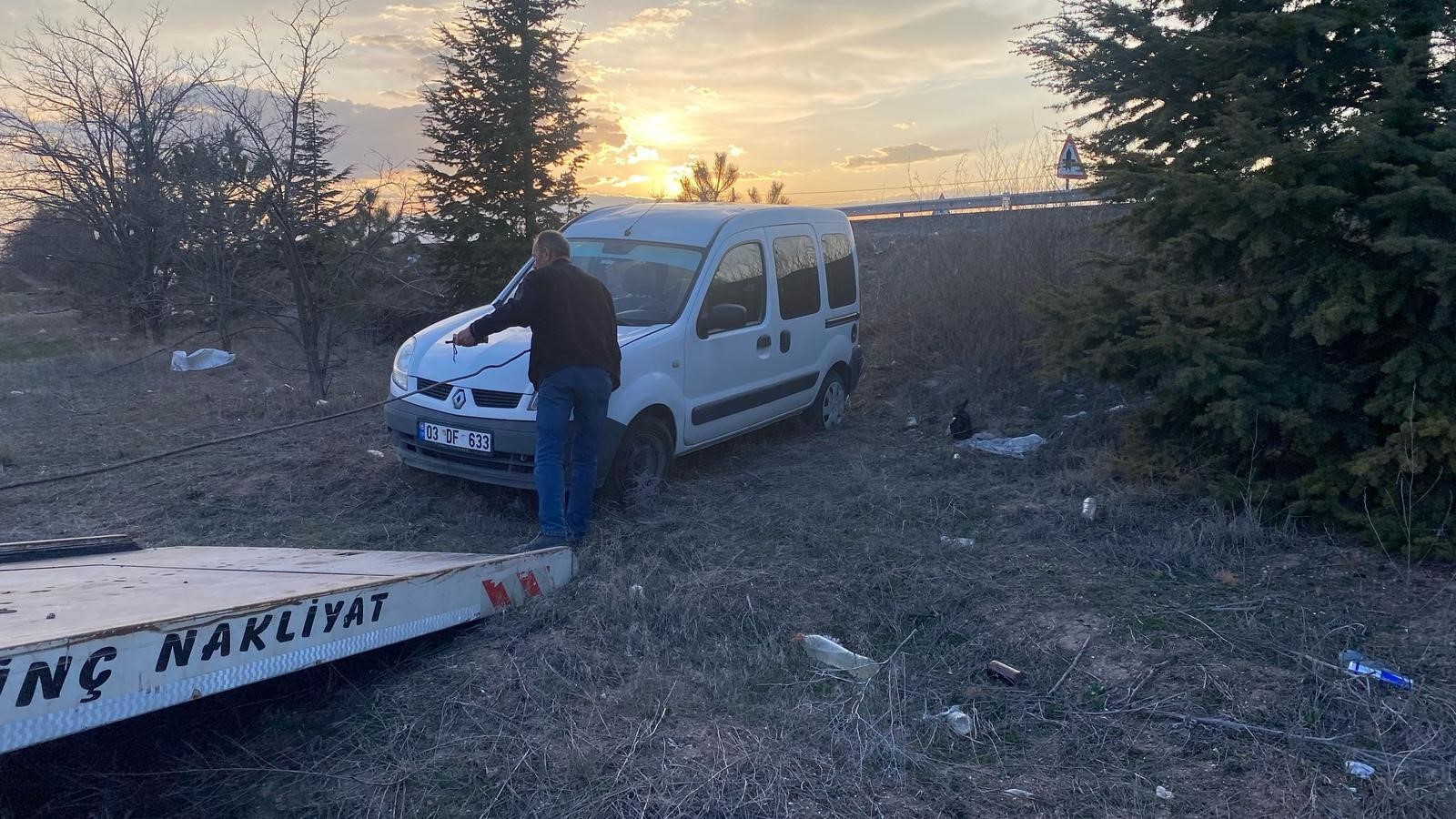 Hafif Ticari Araç Şarampole Devrildi (2)