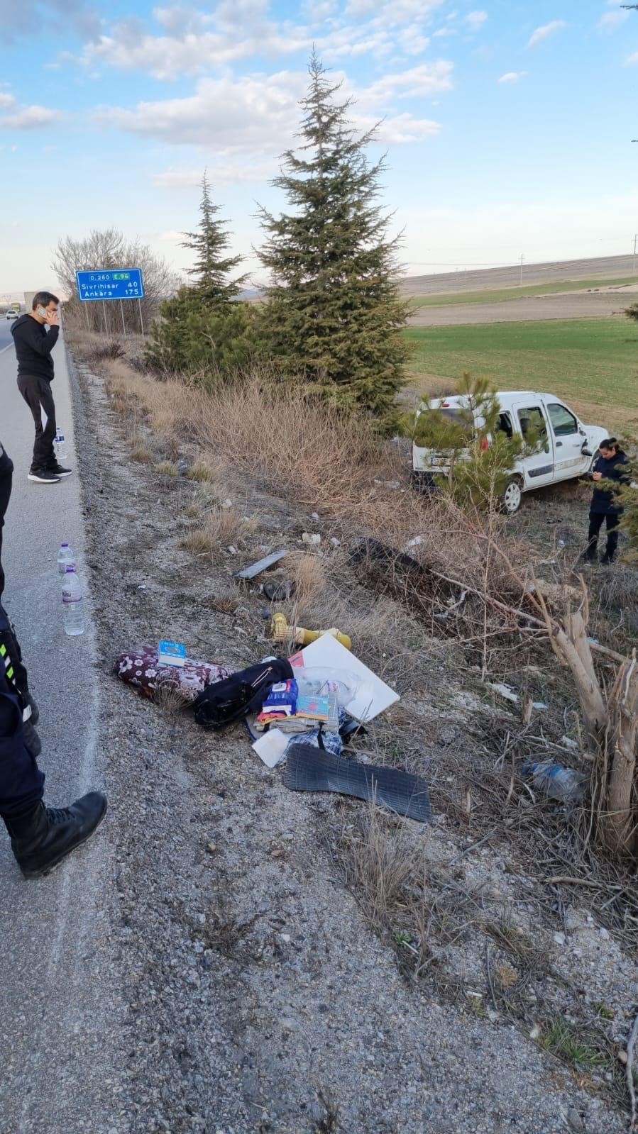 Hafif Ticari Araç Şarampole Devrildi (3)