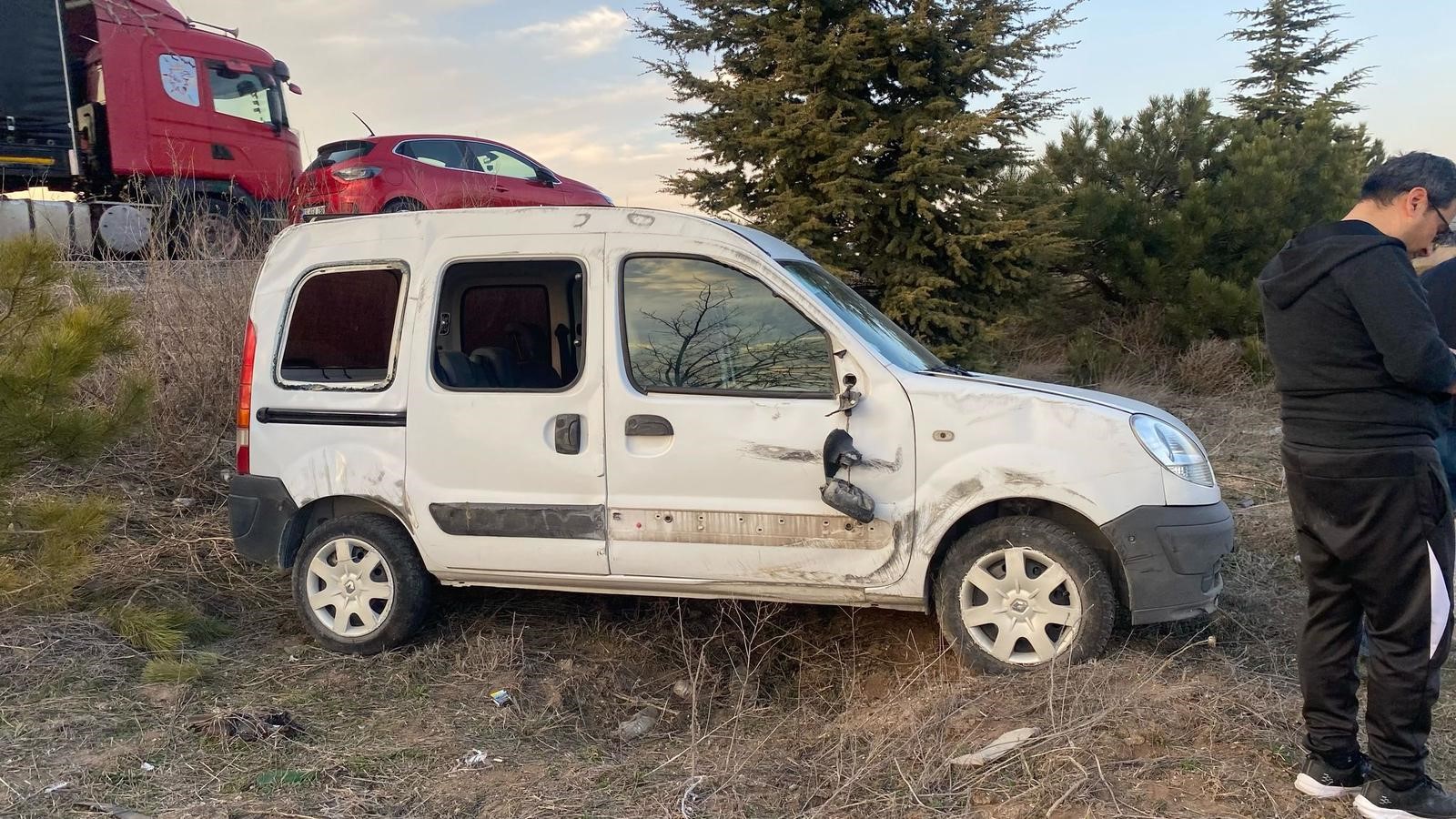 Hafif Ticari Araç Şarampole Devrildi