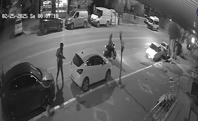 İzmir'de Silah Sesleri Mahalleyi Inletti.. Yakalandılar