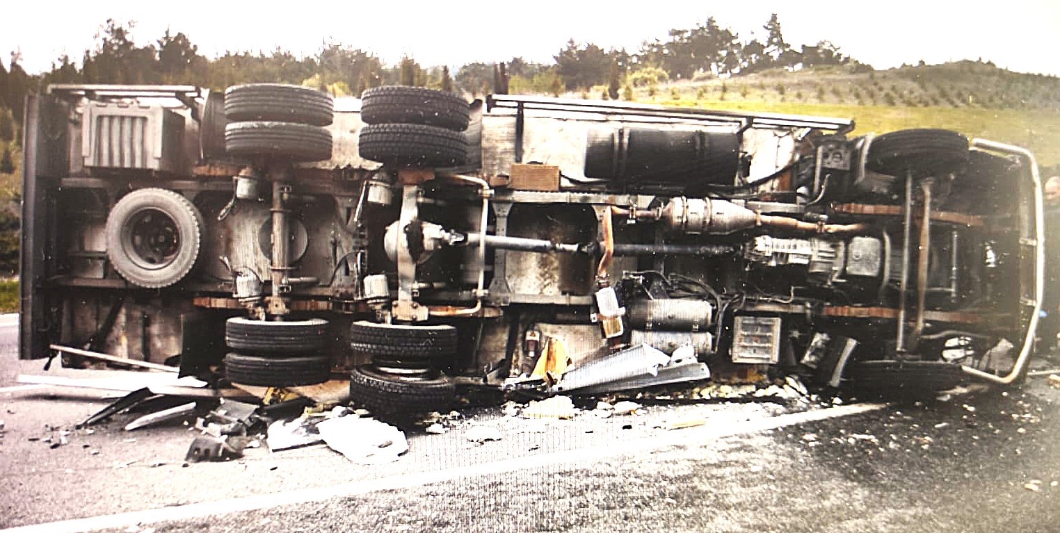 Manisa’da Et Taşıyan Tır Devrildi, Sürücü Hayatını Kaybetti (2)