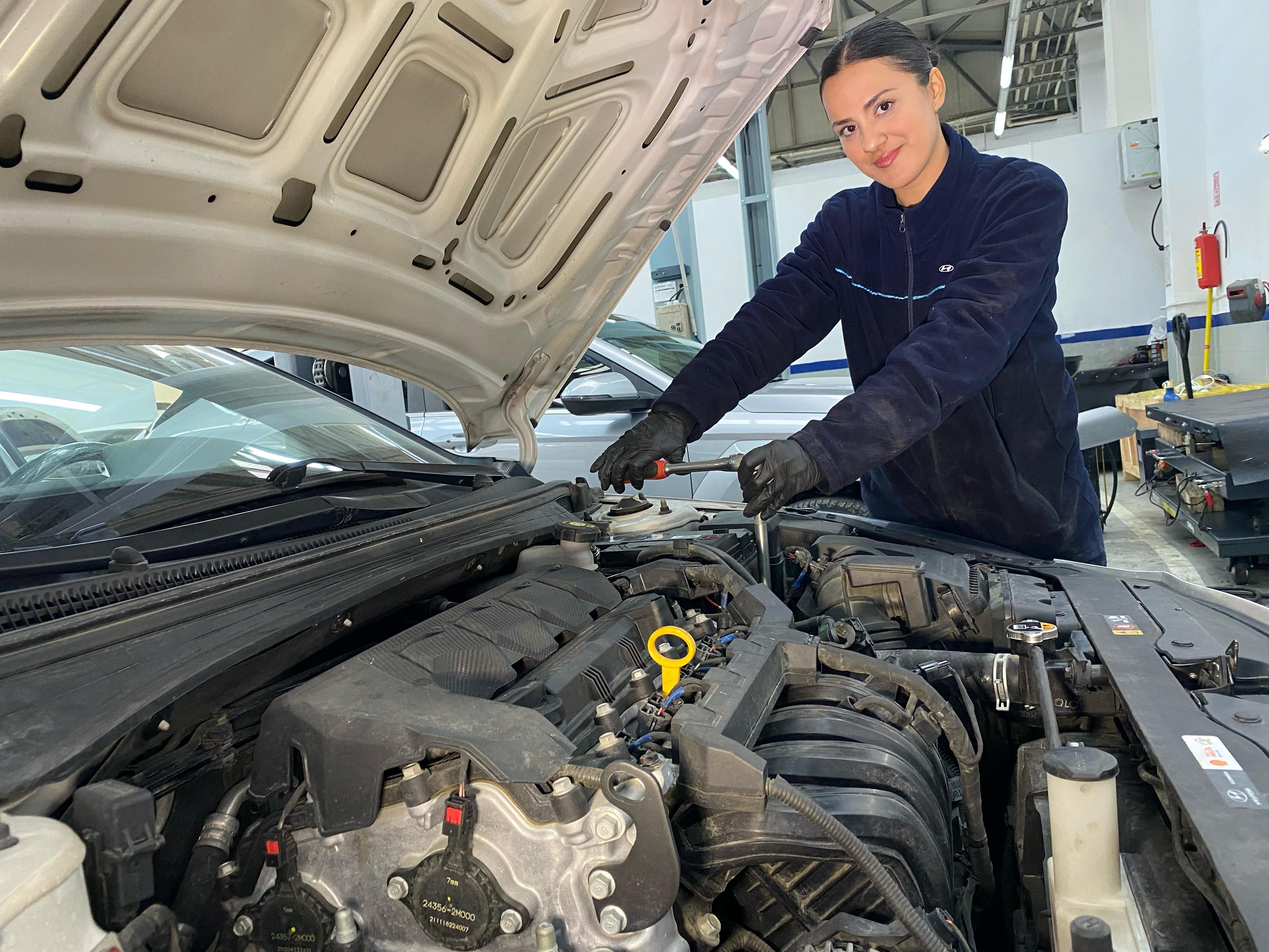 Oto Tamirhanesinde Ustalık Yapıyor.. Tam 3 Üniversite Diploması Var (2)