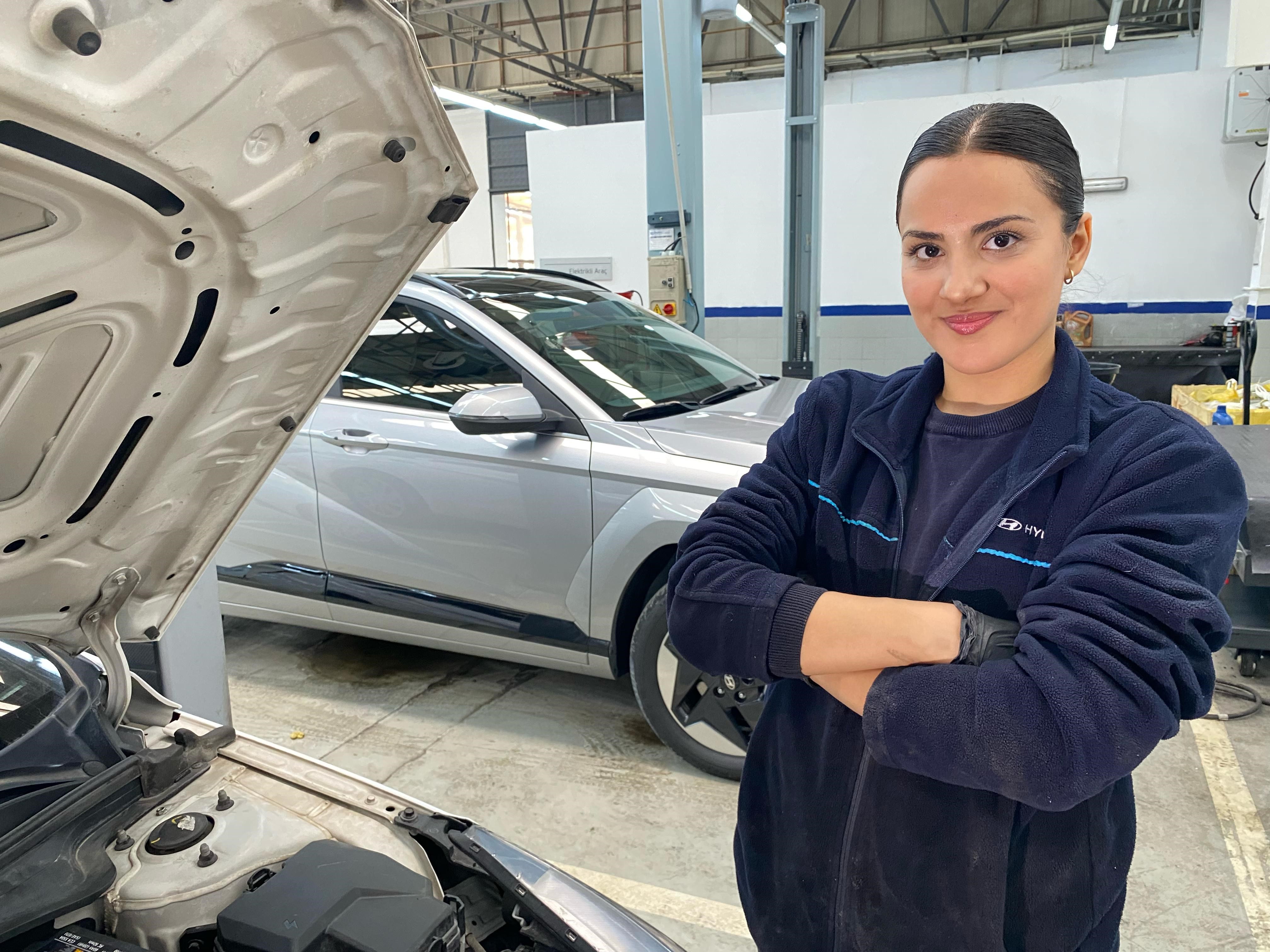 Oto Tamirhanesinde Ustalık Yapıyor.. Tam 3 Üniversite Diploması Var (3)