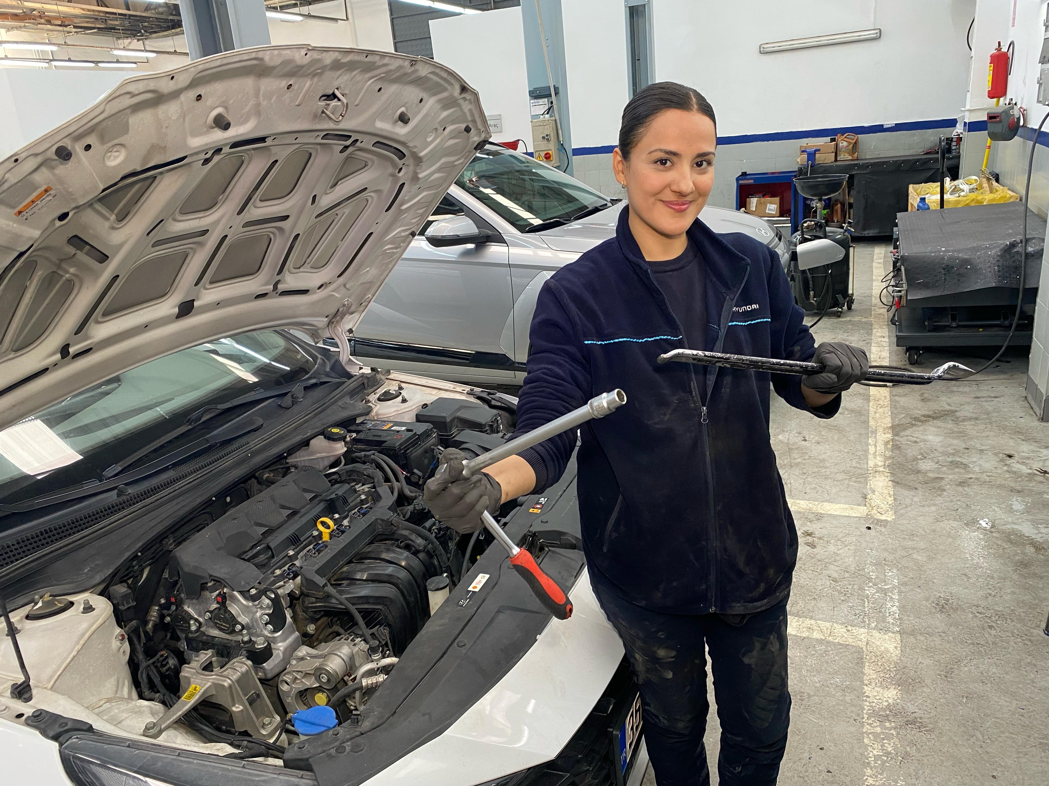 Oto Tamirhanesinde Ustalık Yapıyor.. Tam 3 Üniversite Diploması Var (5)