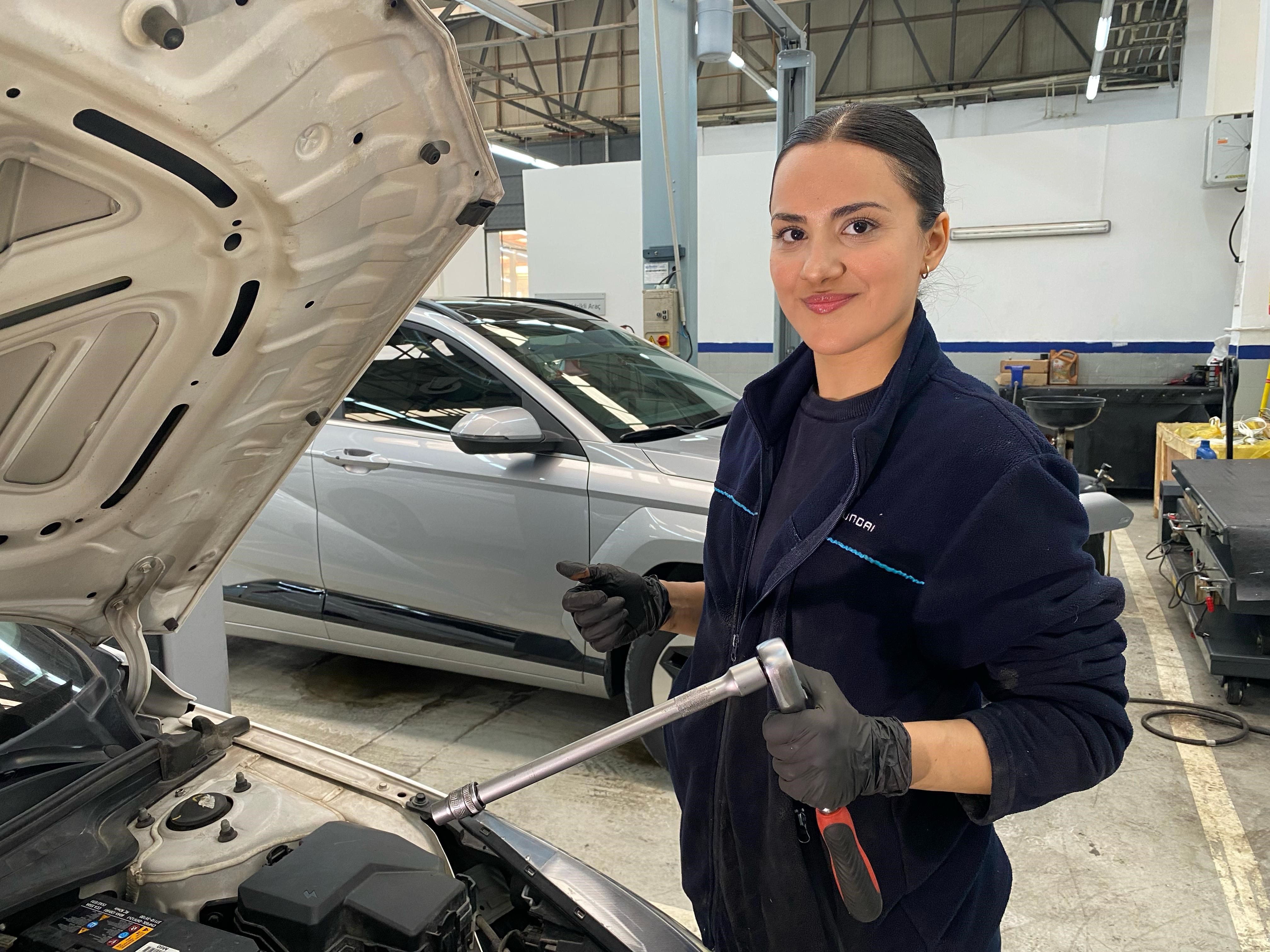 Oto Tamirhanesinde Ustalık Yapıyor.. Tam 3 Üniversite Diploması Var (6)