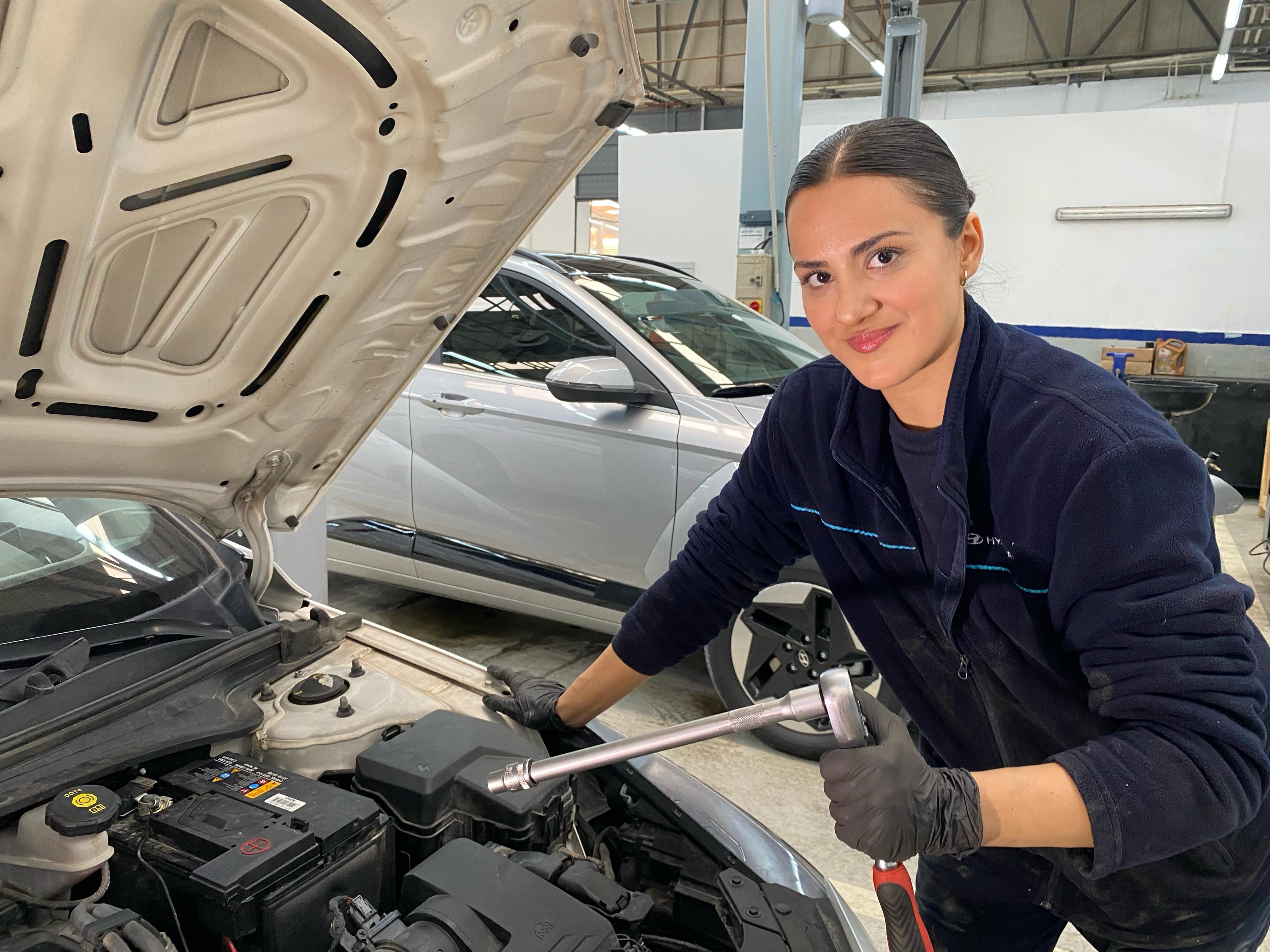 Oto Tamirhanesinde Ustalık Yapıyor.. Tam 3 Üniversite Diploması Var (7)