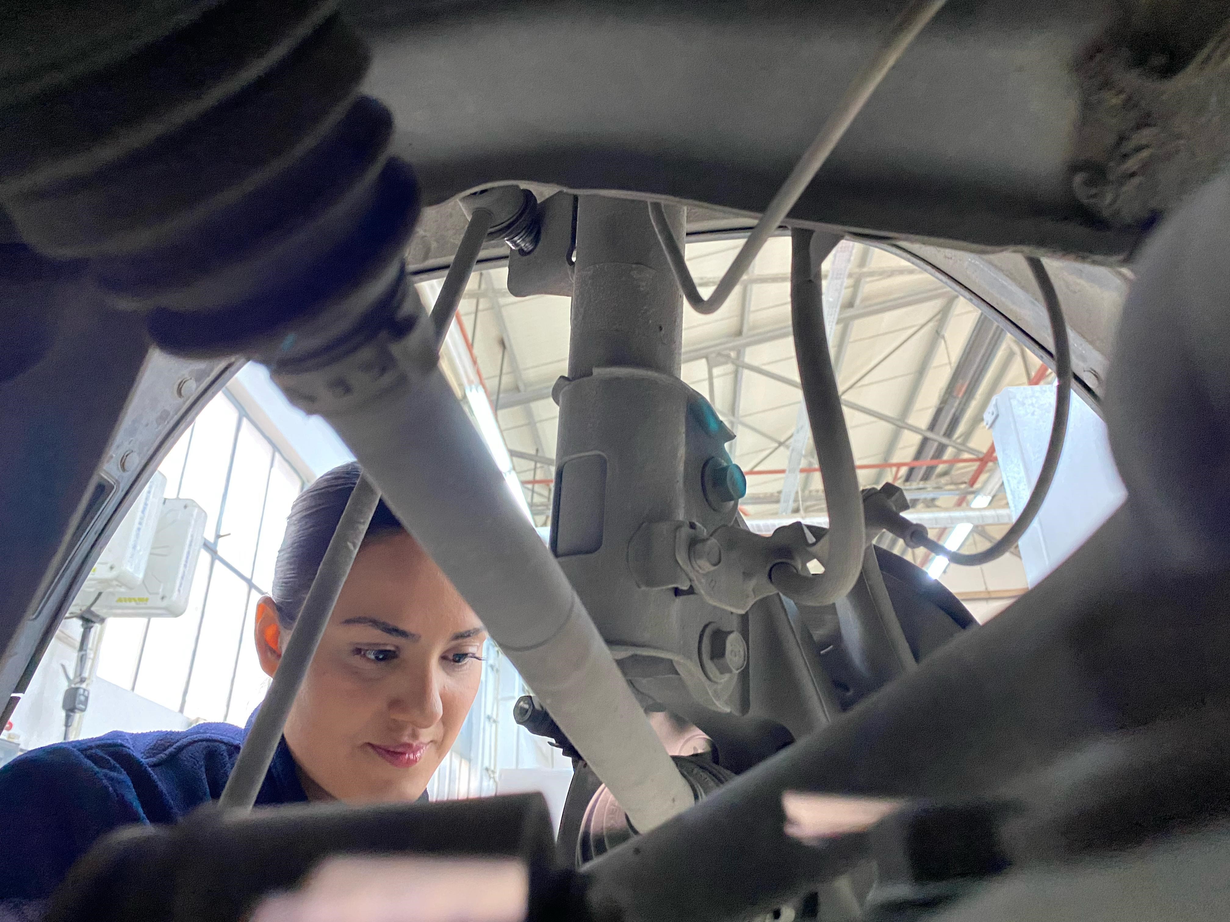 Oto Tamirhanesinde Ustalık Yapıyor.. Tam 3 Üniversite Diploması Var