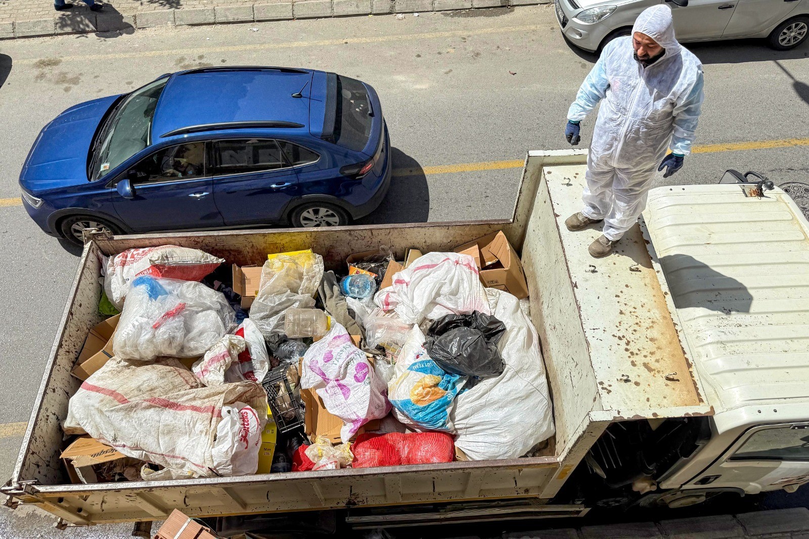 Aydın Efeler’de Kokunun Geldiği Evden Kamyon Kamyon Çöp Çıktı (2)