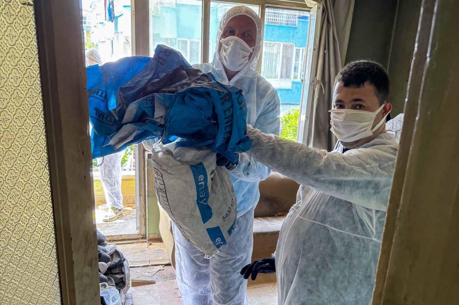 Aydın Efeler’de Kokunun Geldiği Evden Kamyon Kamyon Çöp Çıktı (3)