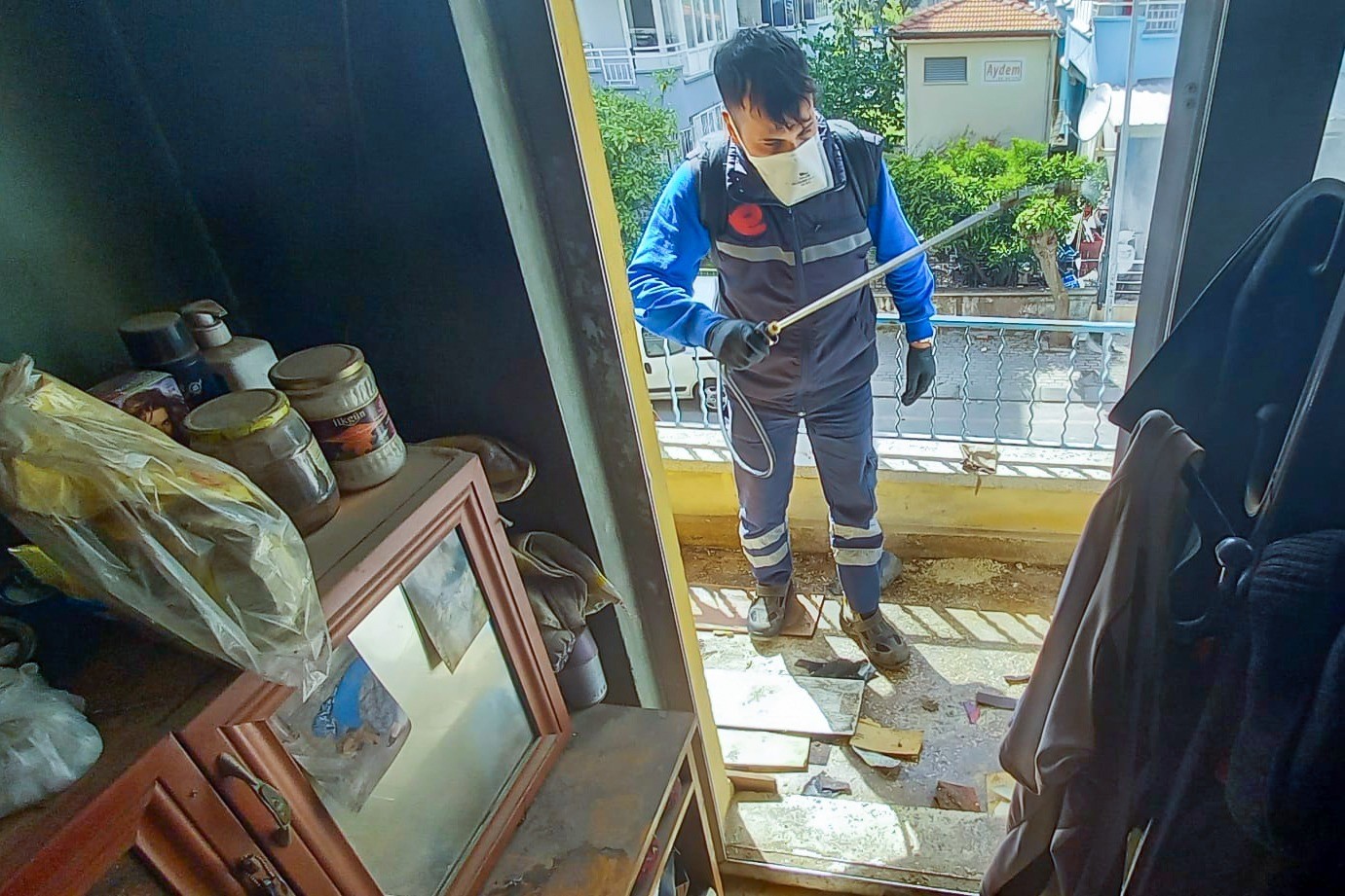 Aydın Efeler’de Kokunun Geldiği Evden Kamyon Kamyon Çöp Çıktı (4)