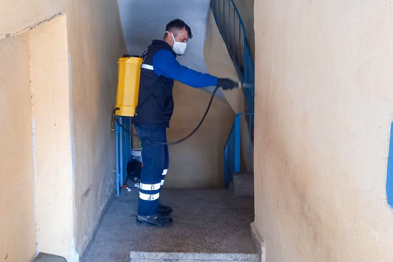 Aydın Efeler’de Kokunun Geldiği Evden Kamyon Kamyon Çöp Çıktı (5)