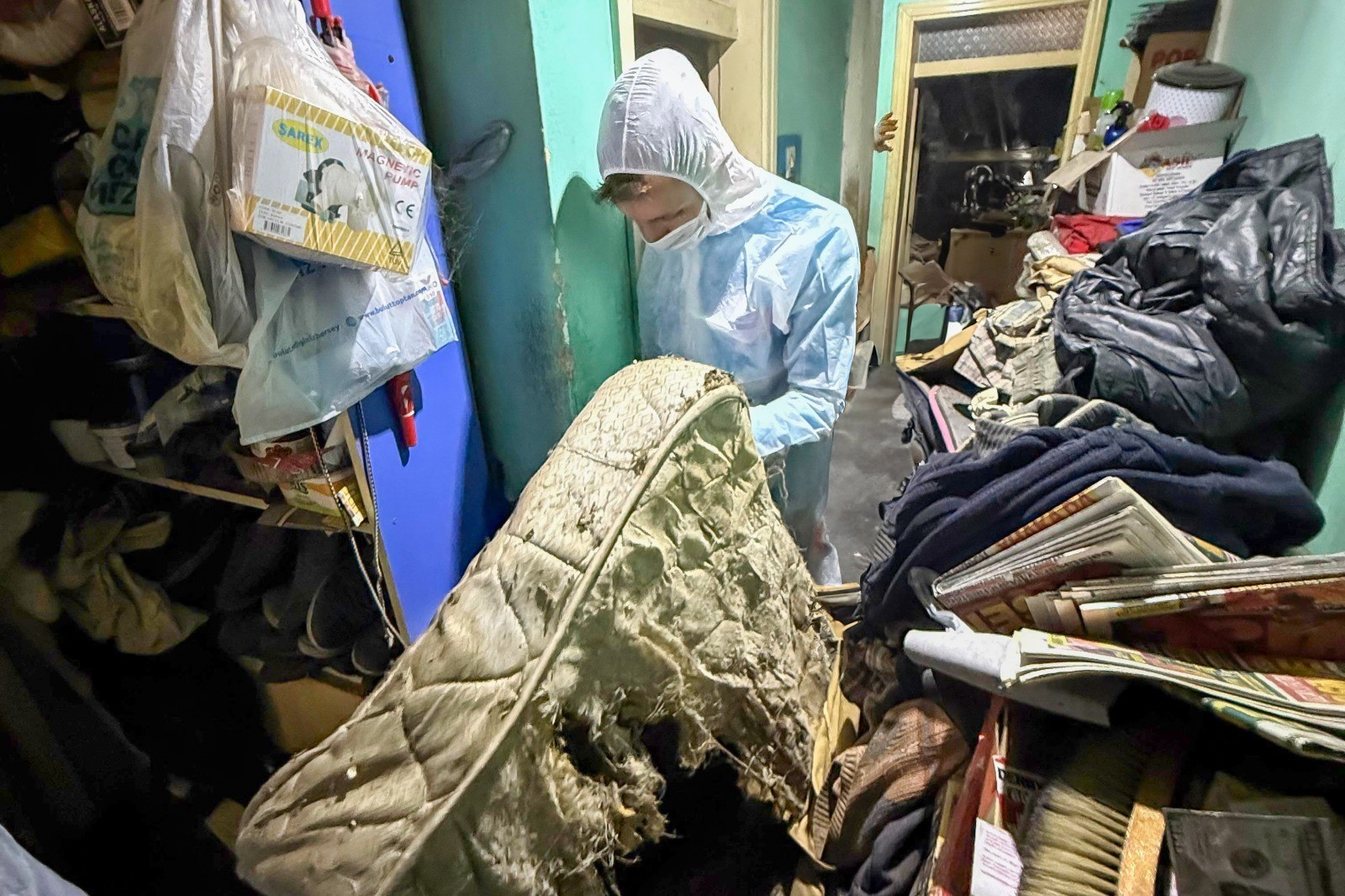 Aydın Efeler’de Kokunun Geldiği Evden Kamyon Kamyon Çöp Çıktı