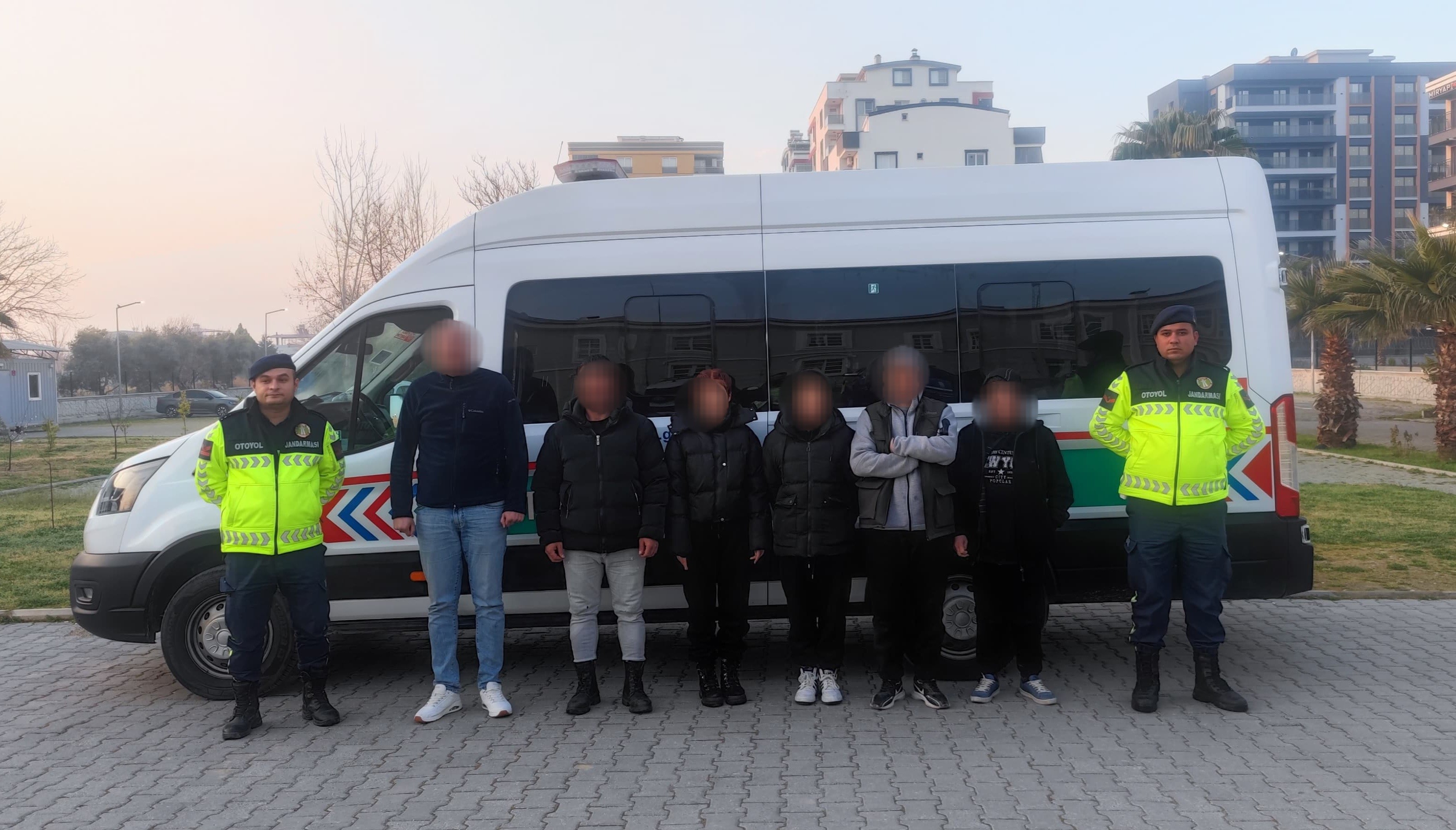 Aydın İzmir Otoyolu’nda Yakalandılar.. Aralarında Kadınlar Da Var