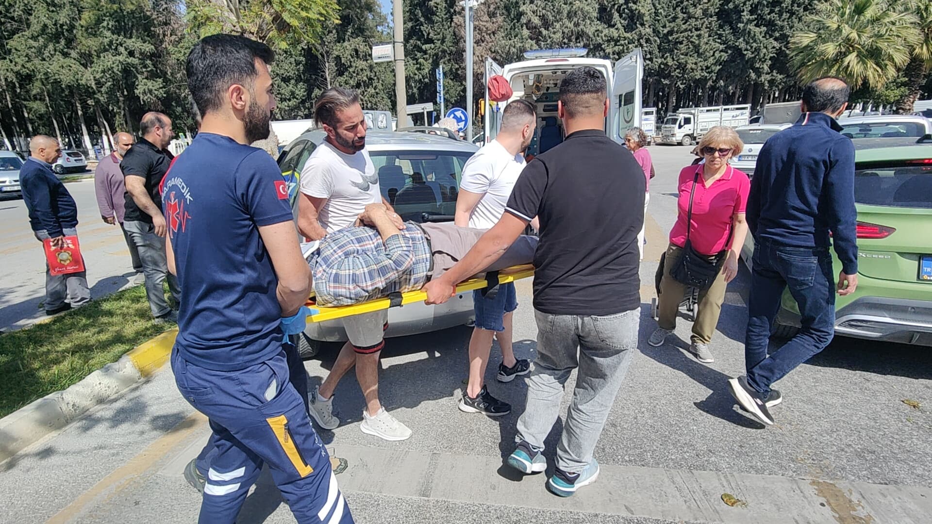 Aydın Kuşadası’nda Tansiyonu Düşen Sürücü Ağaca Çarptı (2)