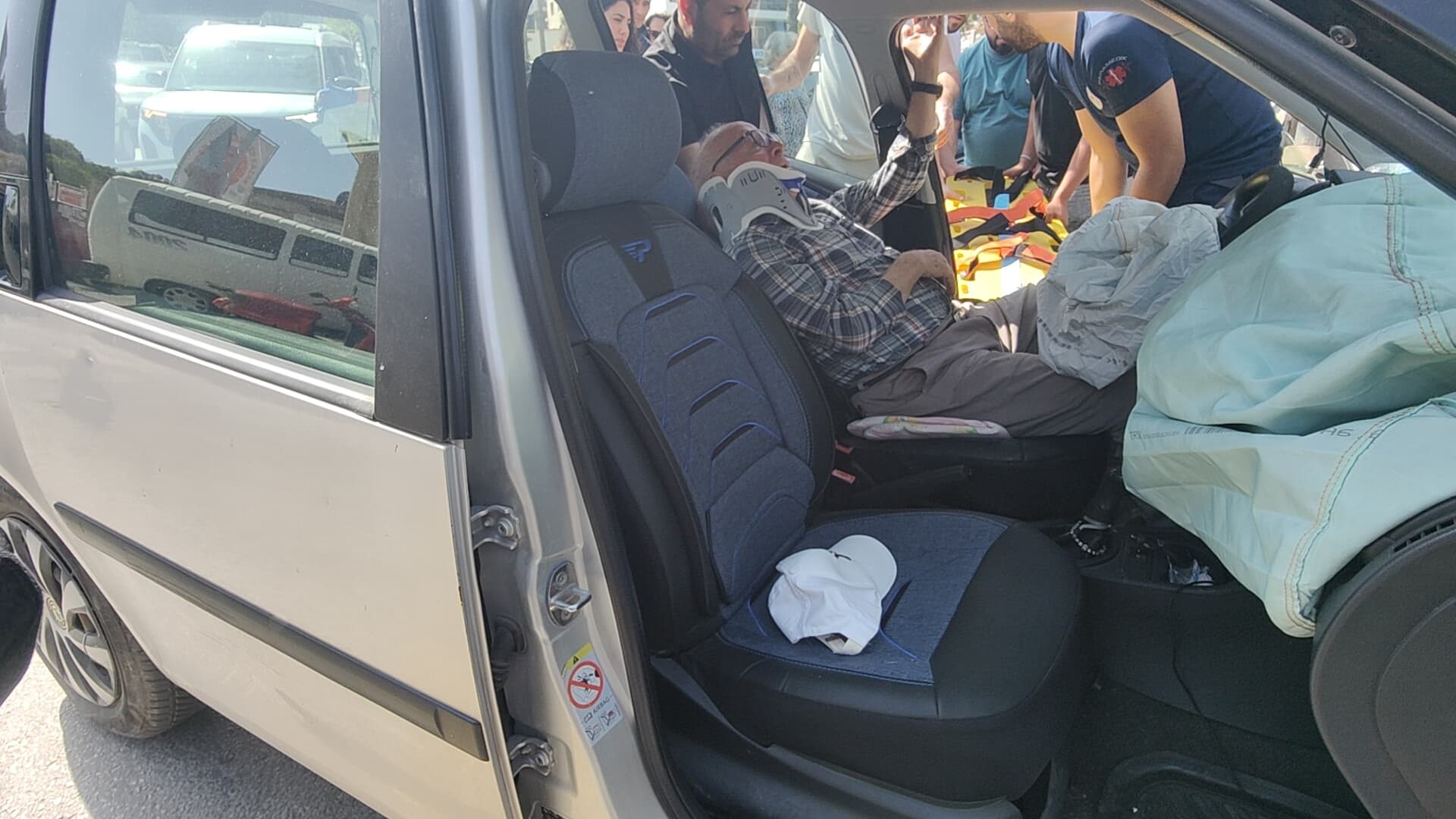 Aydın Kuşadası’nda Tansiyonu Düşen Sürücü Ağaca Çarptı (3)