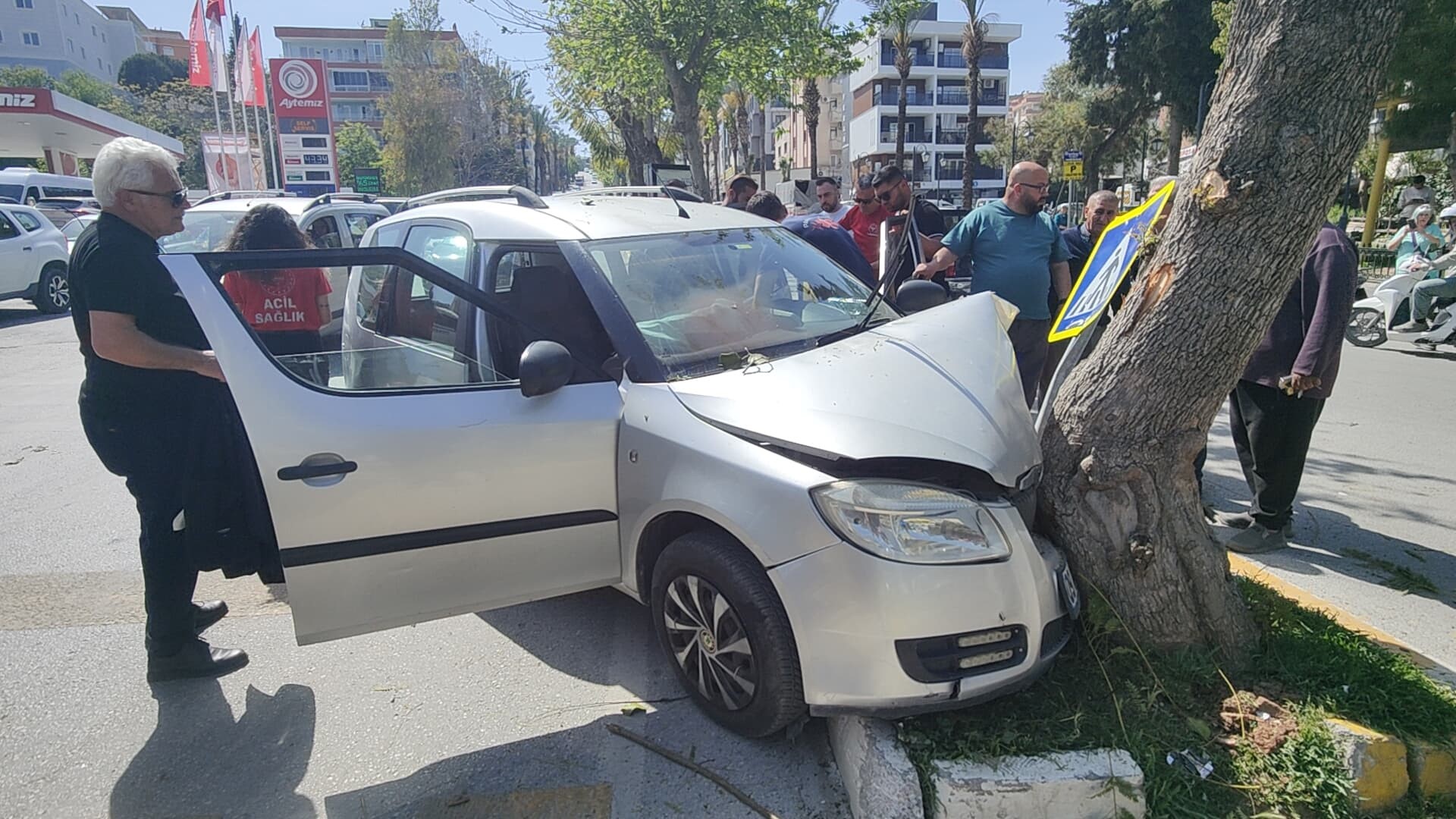 Aydın Kuşadası’nda Tansiyonu Düşen Sürücü Ağaca Çarptı (4)