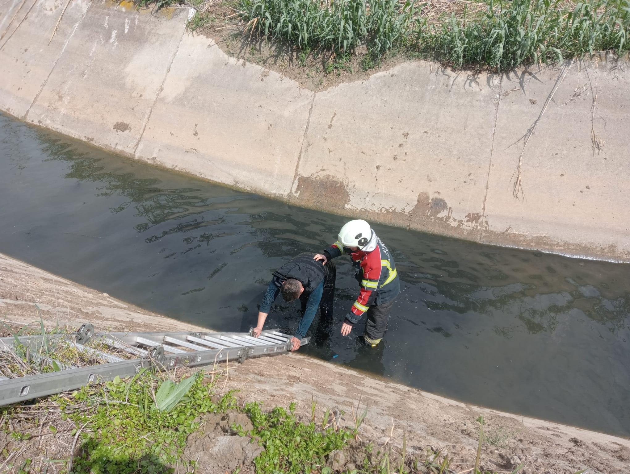 Aydın Nazilli’de Otomobil Sulama Kanalına Uçtu (2)