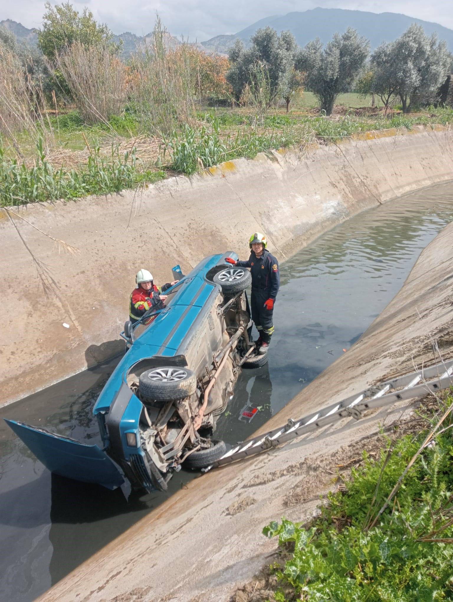 Aydın Nazilli’de Otomobil Sulama Kanalına Uçtu (5)
