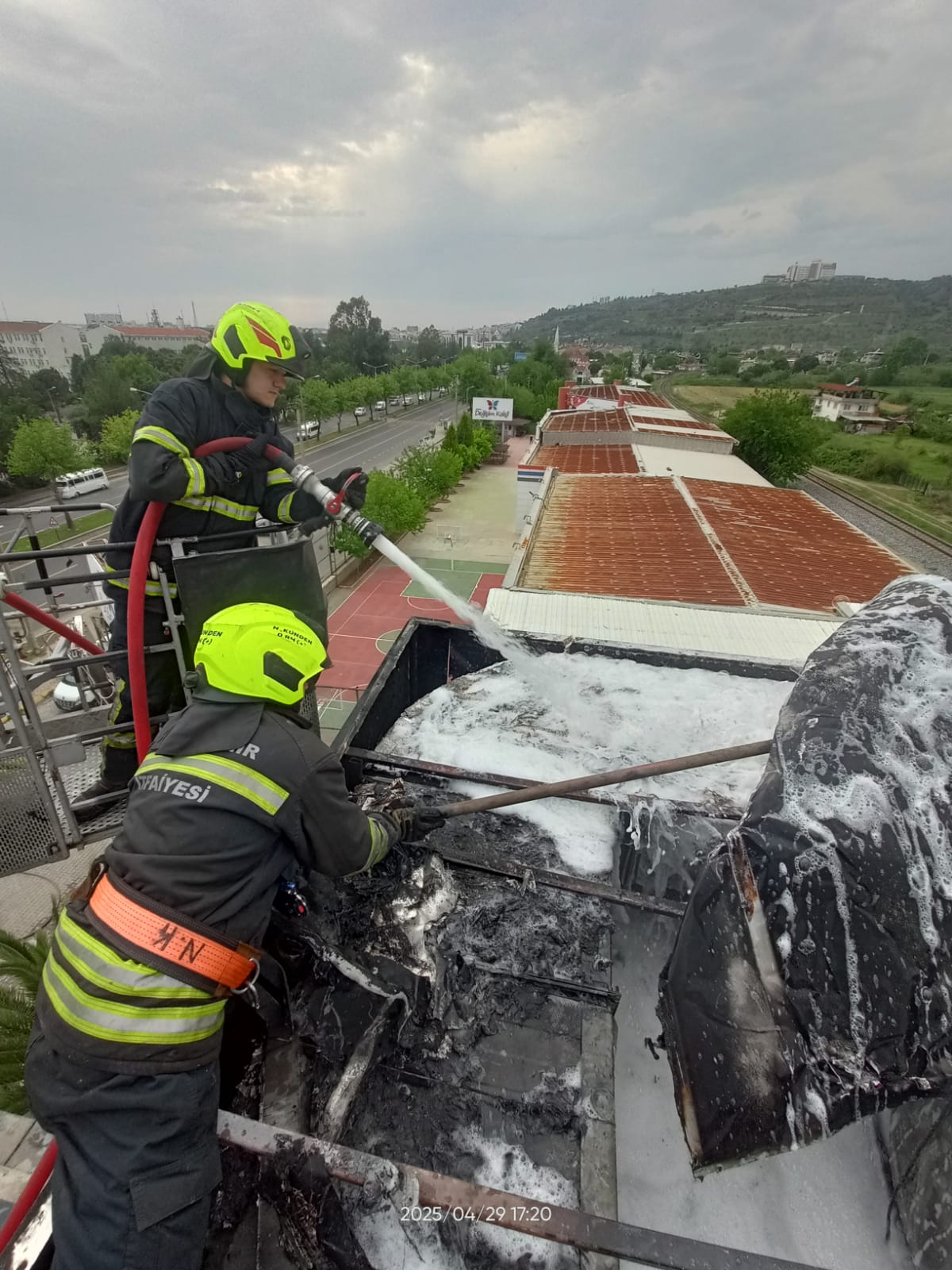 Aydın’da Anemon Otel’in Bacasında Yangın Çıktı (2)