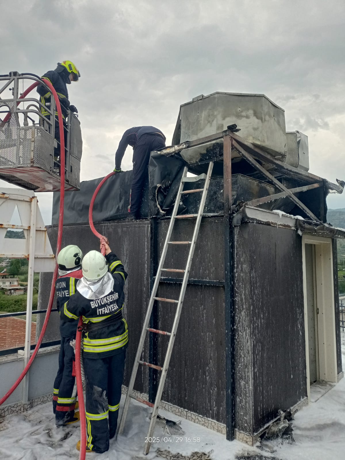 Aydın’da Anemon Otel’in Bacasında Yangın Çıktı (5)