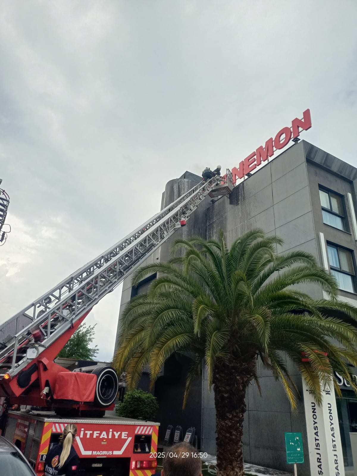 Aydın’da Anemon Otel’in Bacasında Yangın Çıktı