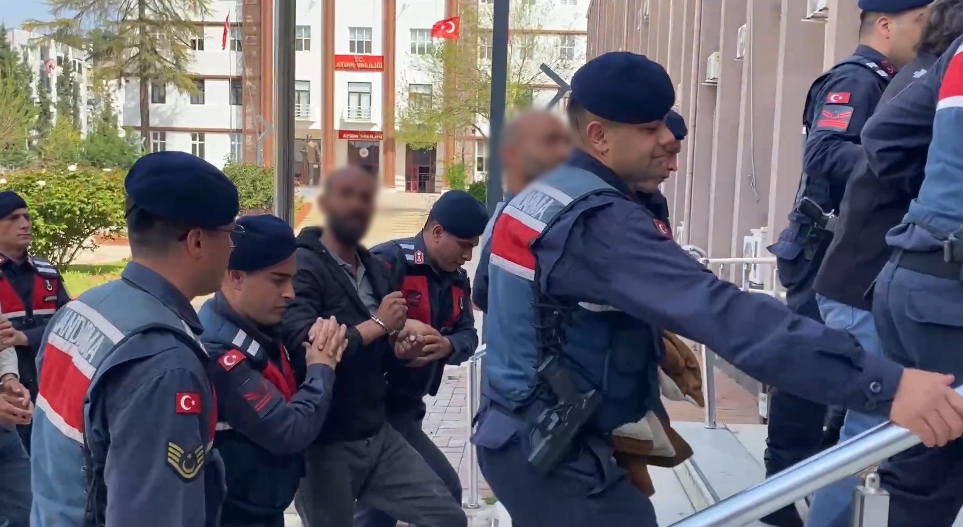 Aydın’da Çiftliğe Baskın Yapıldı, Civciv Baronu Yakalandı (2)