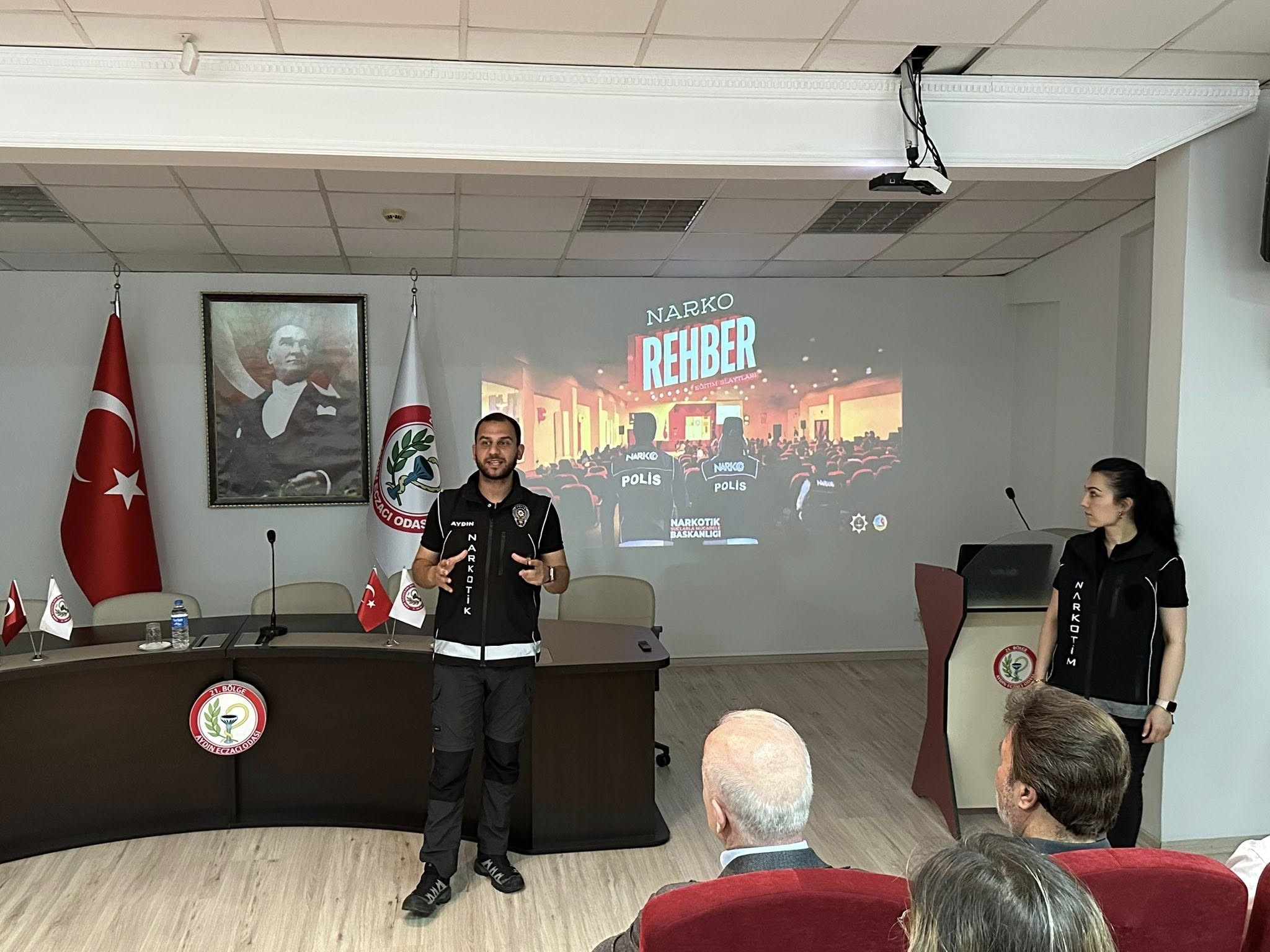 Aydın'da Eczacılara Uyuşturucuyla Mücadele Eğitimi Verildi (3)