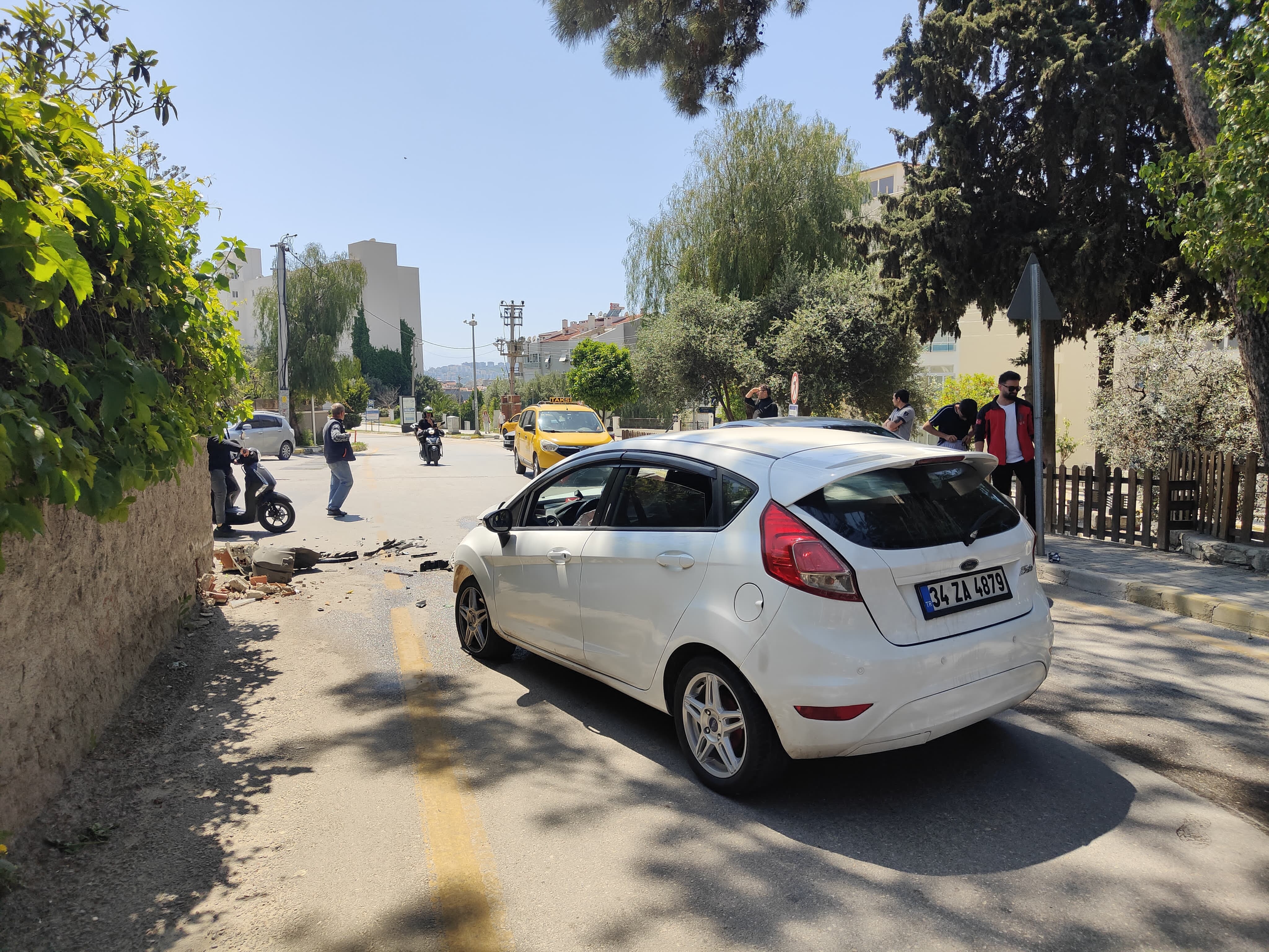 Aydın’da Otomobil Bahçe Duvarına Çarptı (4)