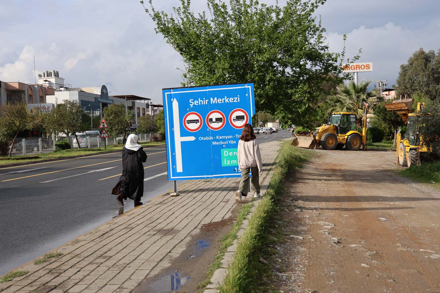 Burası Aydın.. Trafik Levhası Için Kaldırımı Kapattılar (2)