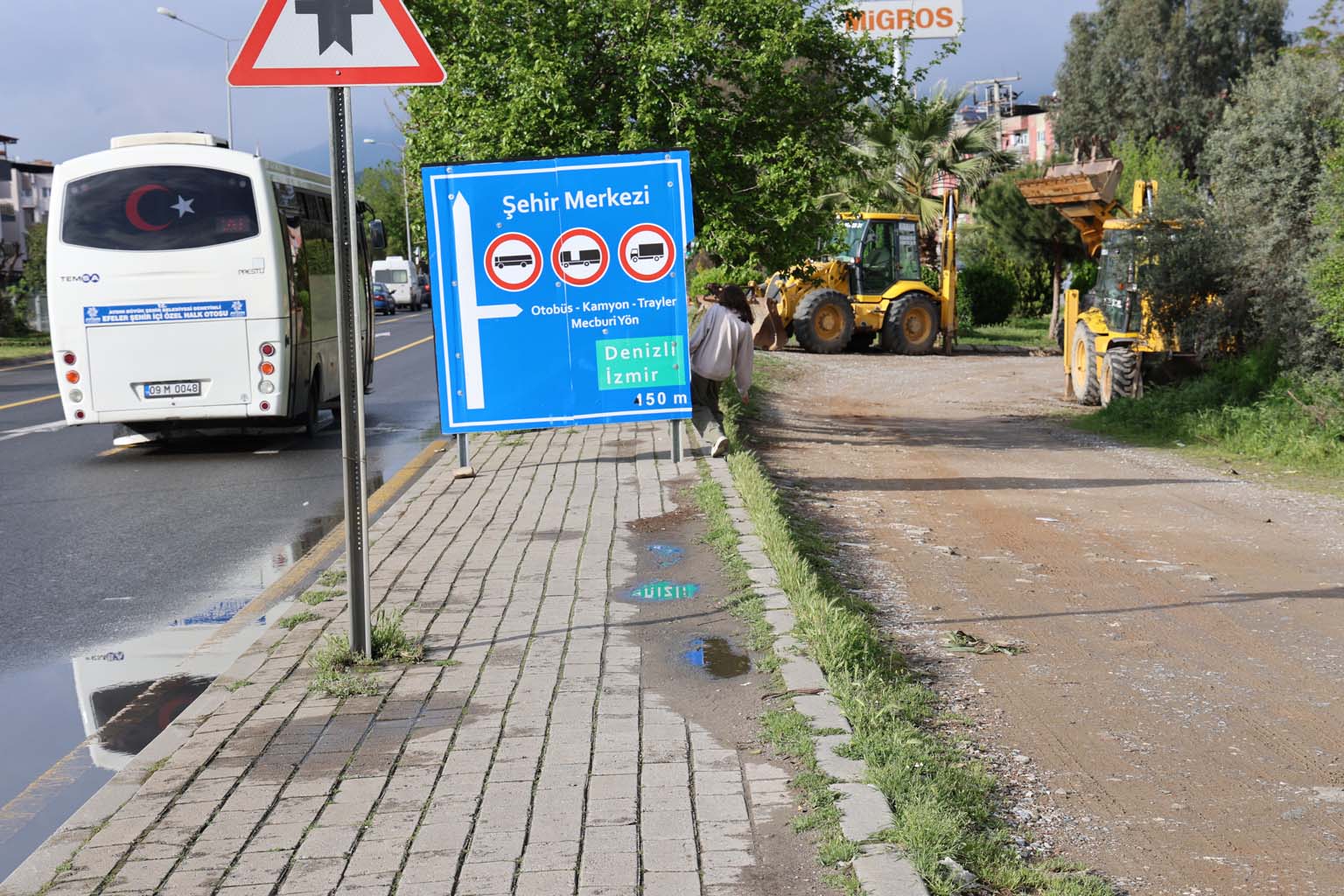 Burası Aydın.. Trafik Levhası Için Kaldırımı Kapattılar