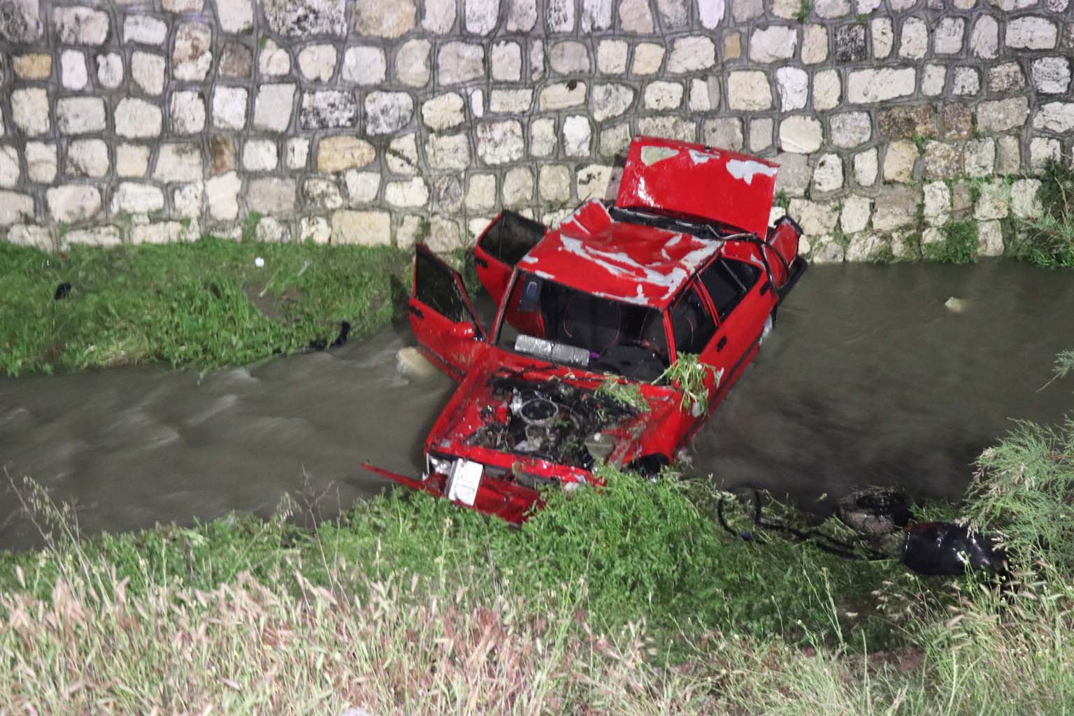 Denizli’de Babasının Arabasını Kaçıran Genç Dereye Uçtu (8)