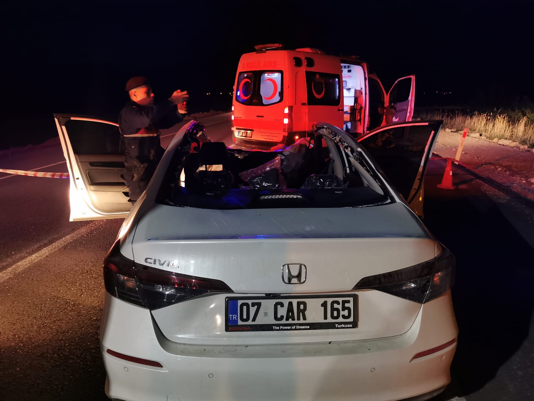 Denizli’de Başıboş Ata Çarpan Otomobil Takla Attı (2)