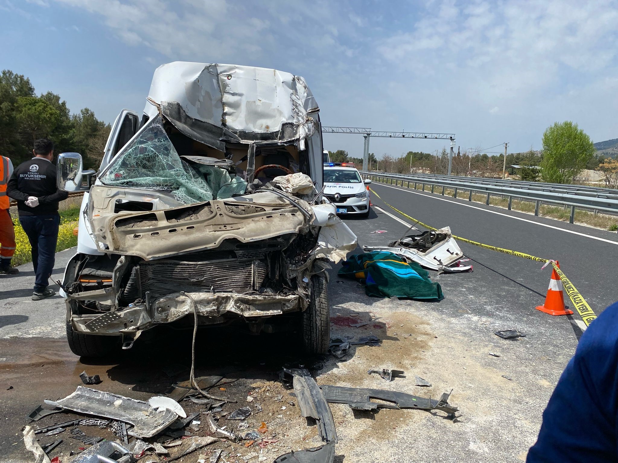 Denizli’de Feci Kaza.. Minibüs Şoförü Olay Yerinde Hayatını Kaybetti (2)