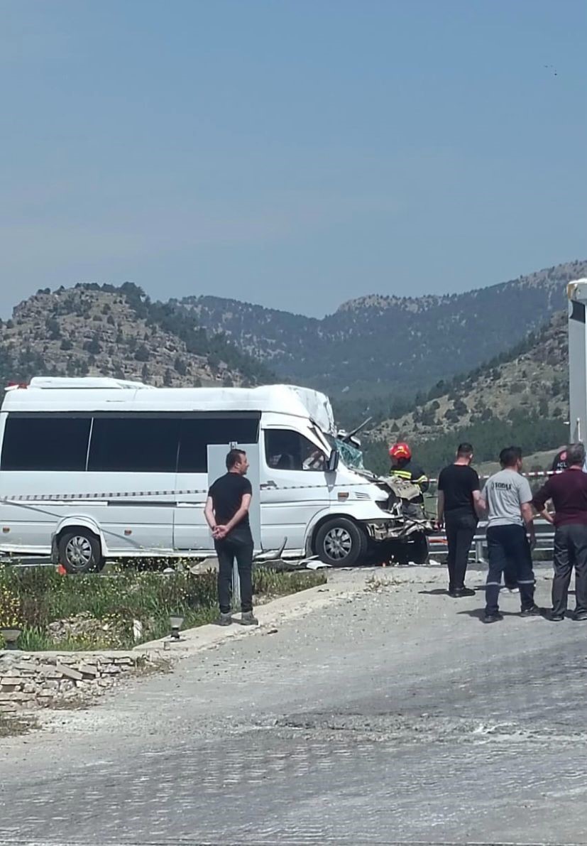 Denizli’de Feci Kaza.. Minibüs Şoförü Olay Yerinde Hayatını Kaybetti