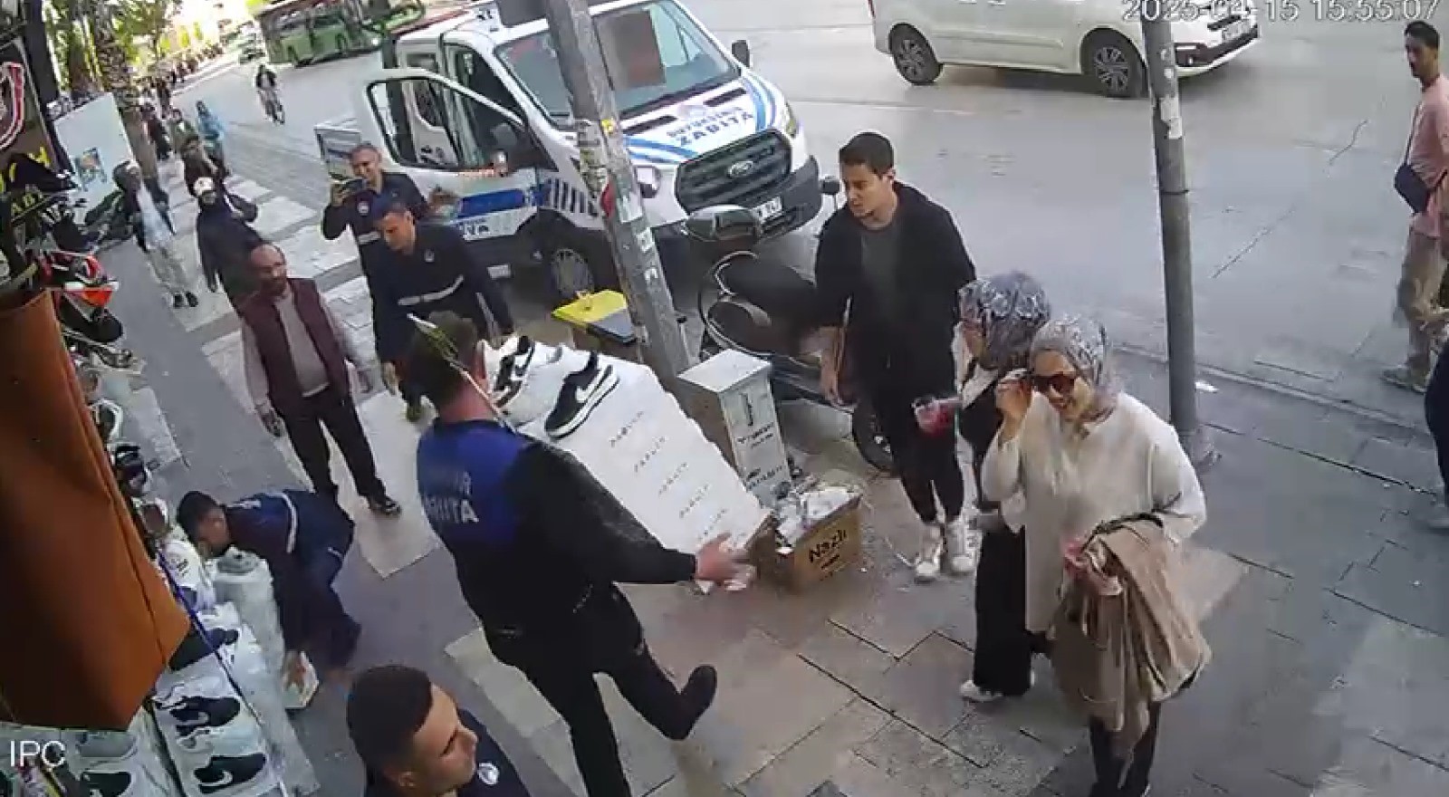 Esnaf Ile Zabıta Birbirine Girdi