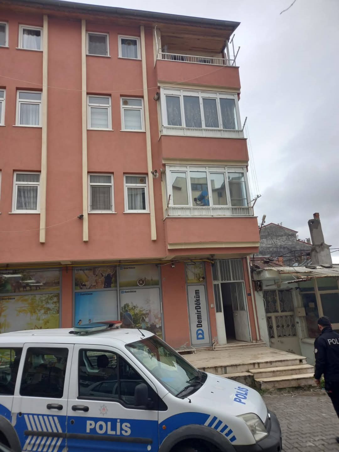 Evinin Balkonundan Düştü, Hayatını Kaybetti (2)