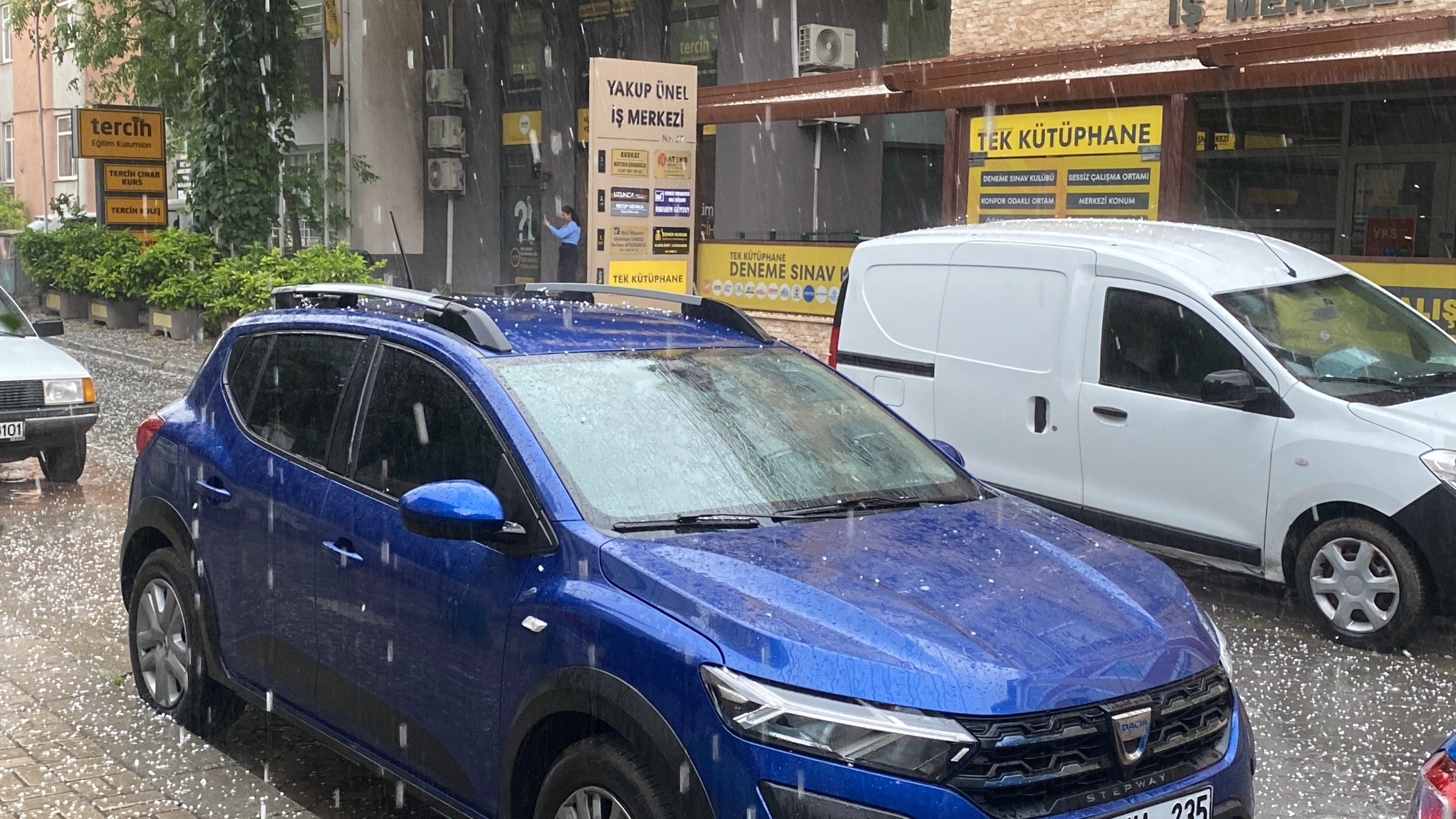 Fındık Büyüklüğünde Dolu Yağdı, Bahçeler Zarar Gördü (7)