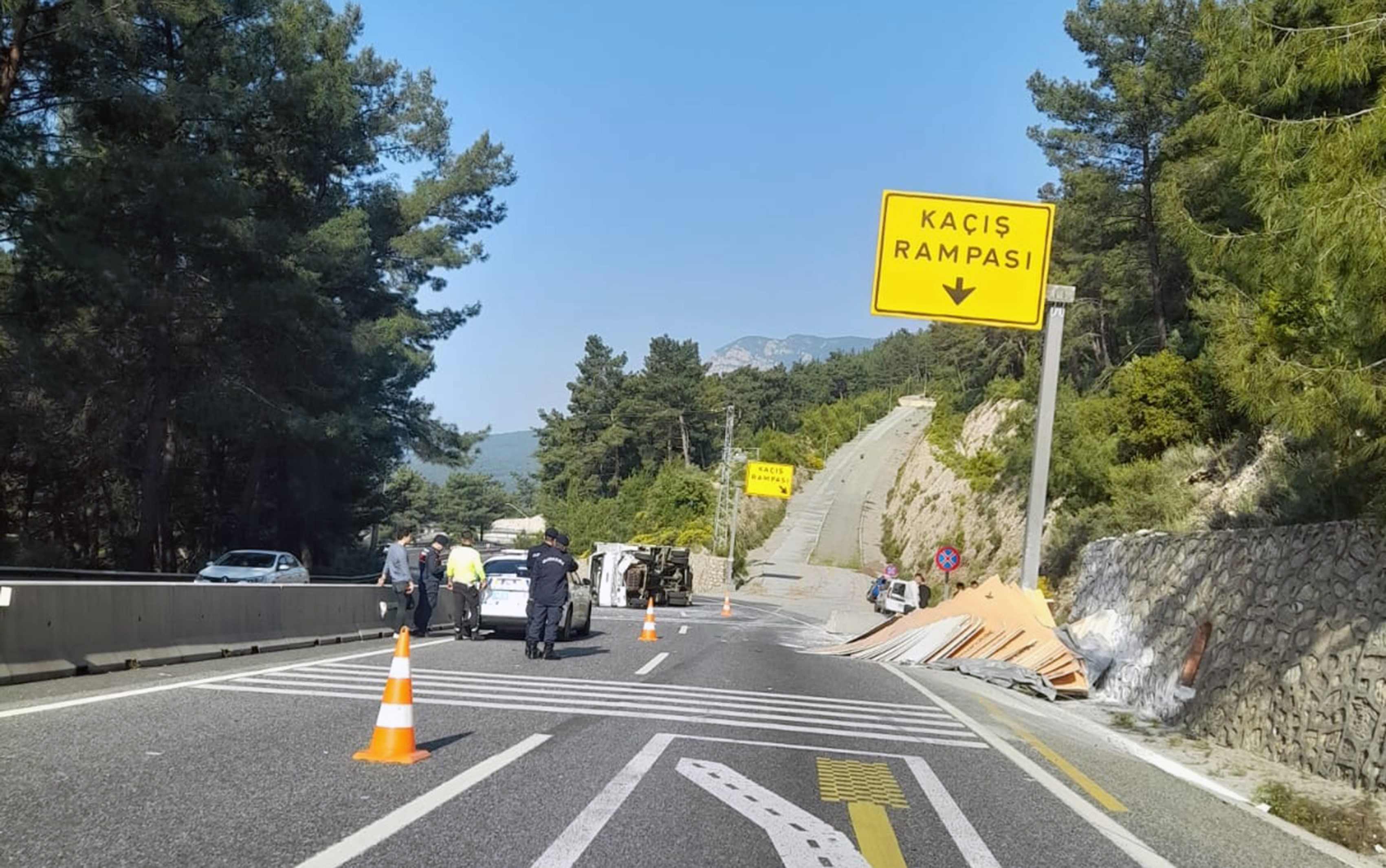 Freni Patlayan Kamyon Devrildi (2)