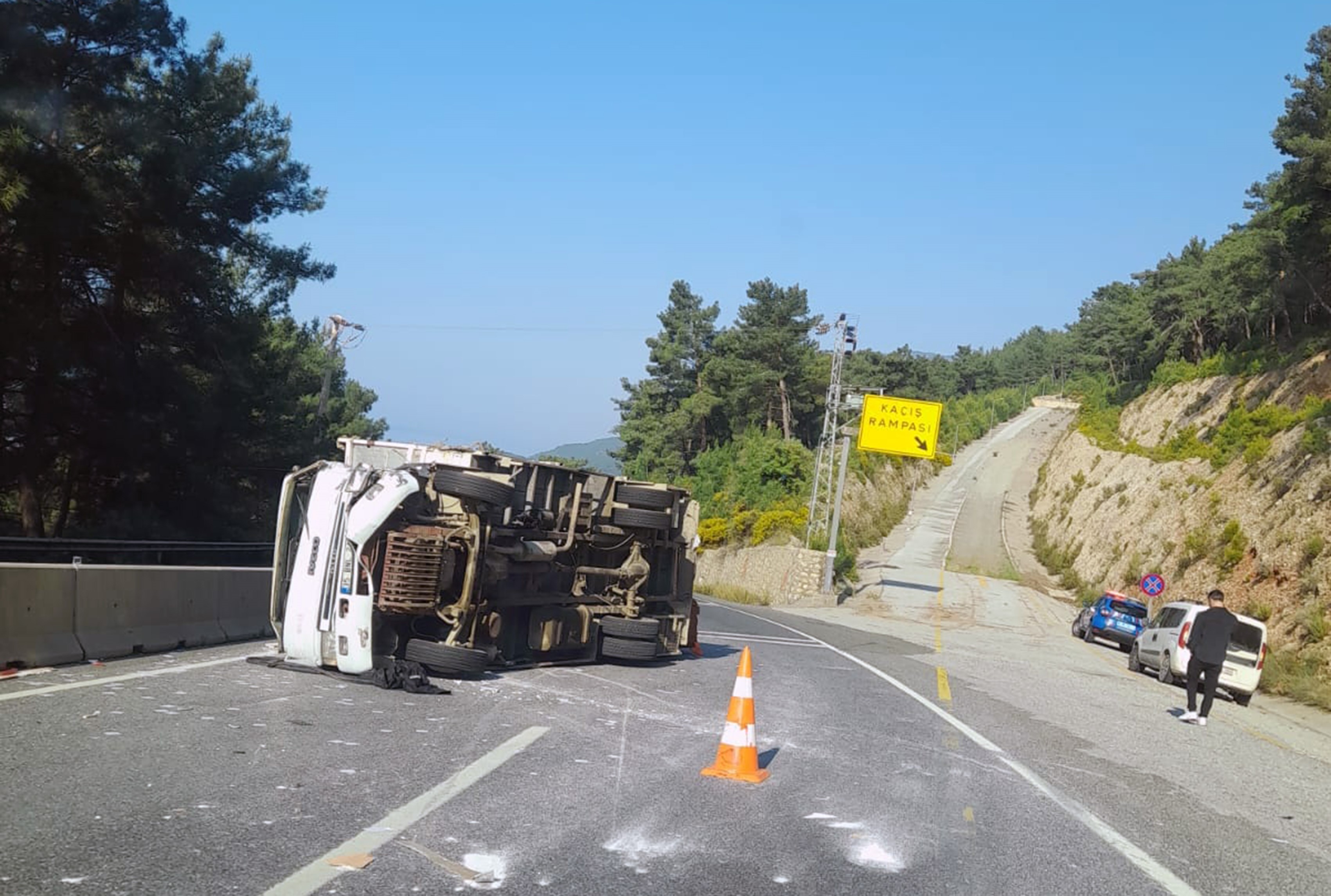 Freni Patlayan Kamyon Devrildi