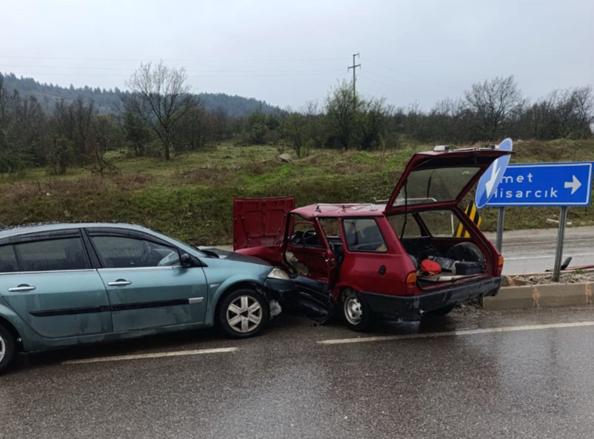 İki Otomobil Çarpıştı.. Hayatını Kaybetti
