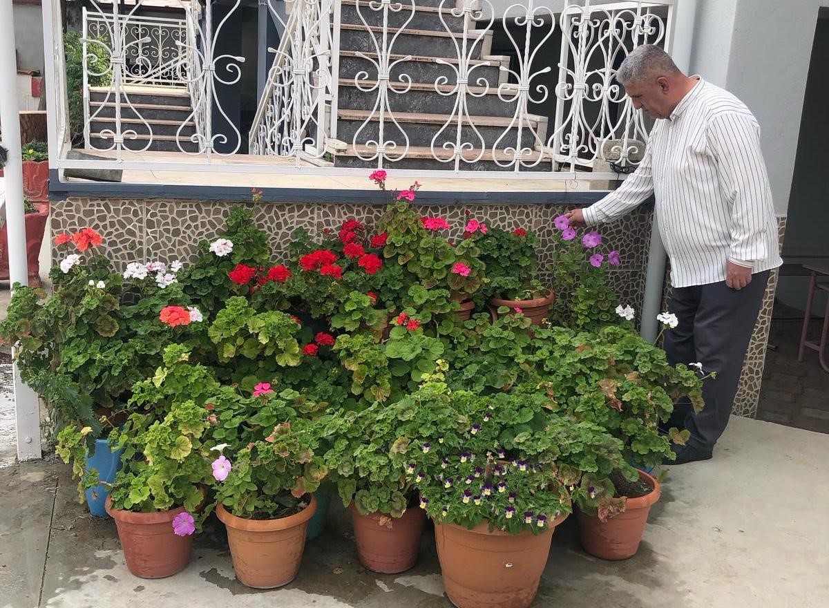 İmam, Camiyi Çiçek Bahçesine Çevirdi (2)