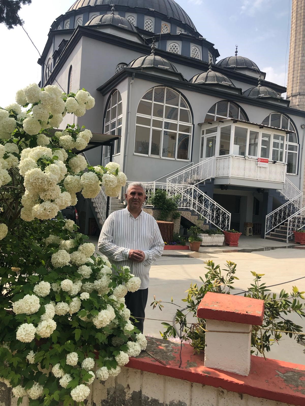 İmam, Camiyi Çiçek Bahçesine Çevirdi (7)