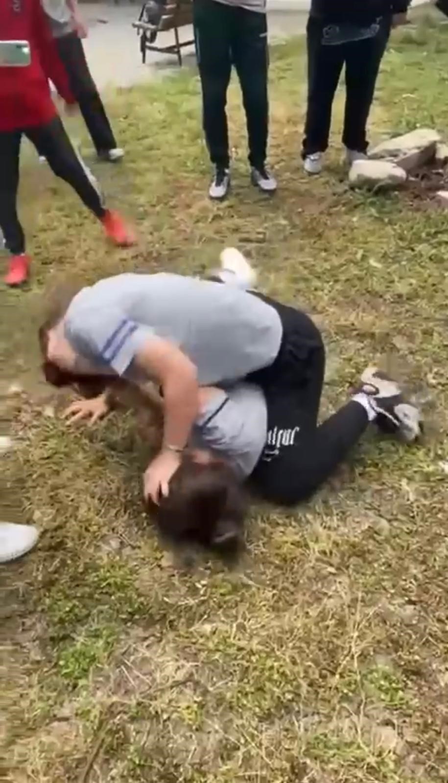 Kızlar Birbirine Girdi