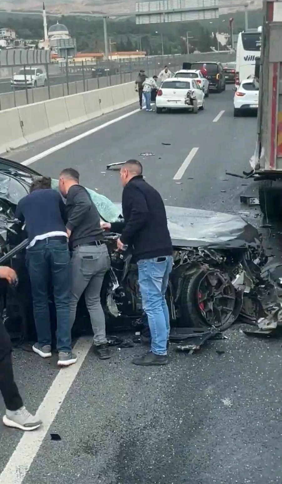 Otomobil Hurdaya Döndü