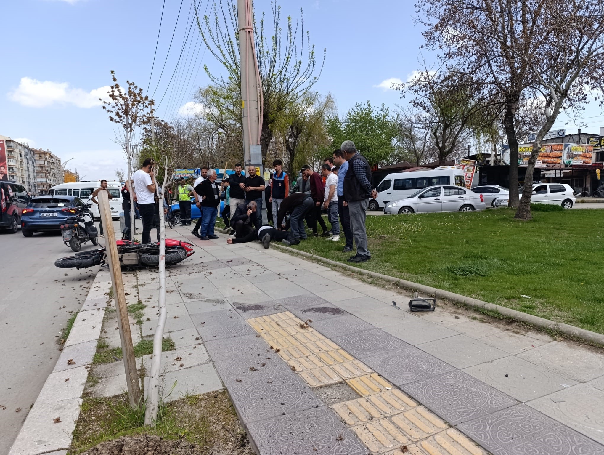 Otomobil Ile Motosiklet Çarpıştı (2)