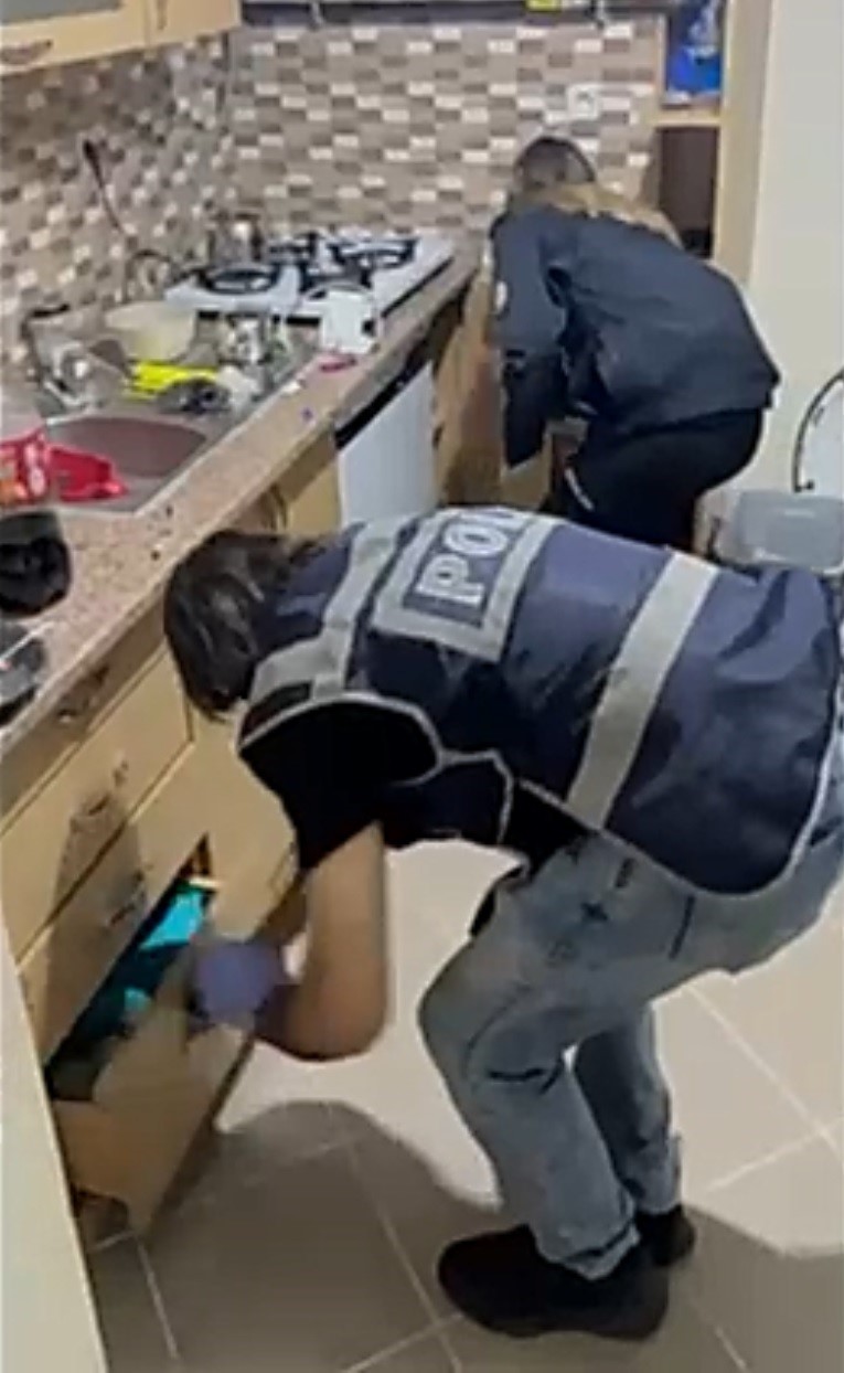 Polis O Kadınları Yakaladı (2)
