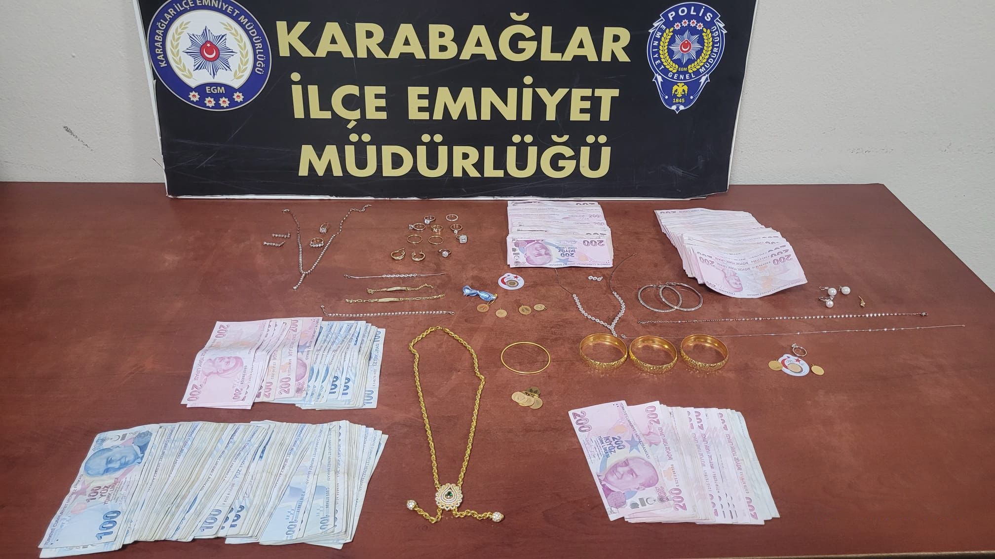 Polis O Kadınları Yakaladı (3)