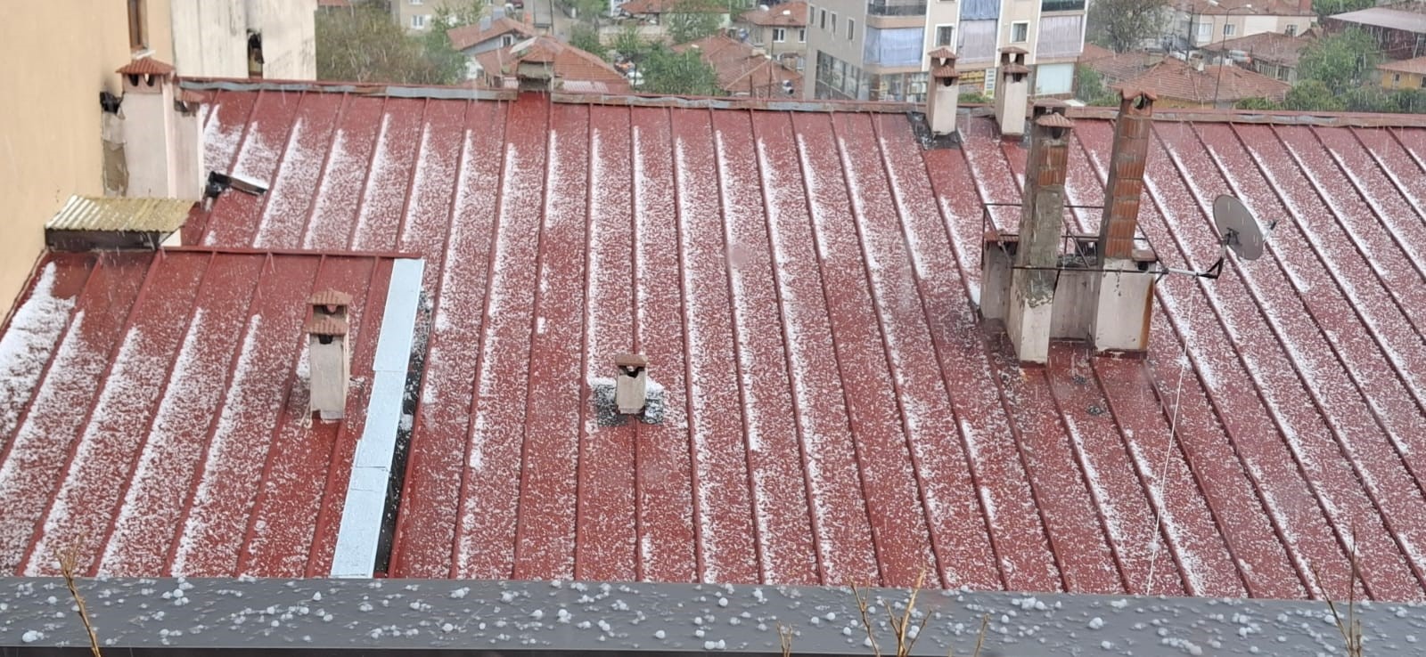 Şiddetli Dolu Yağışı Kar Manzaraları Oluşturdu (3)