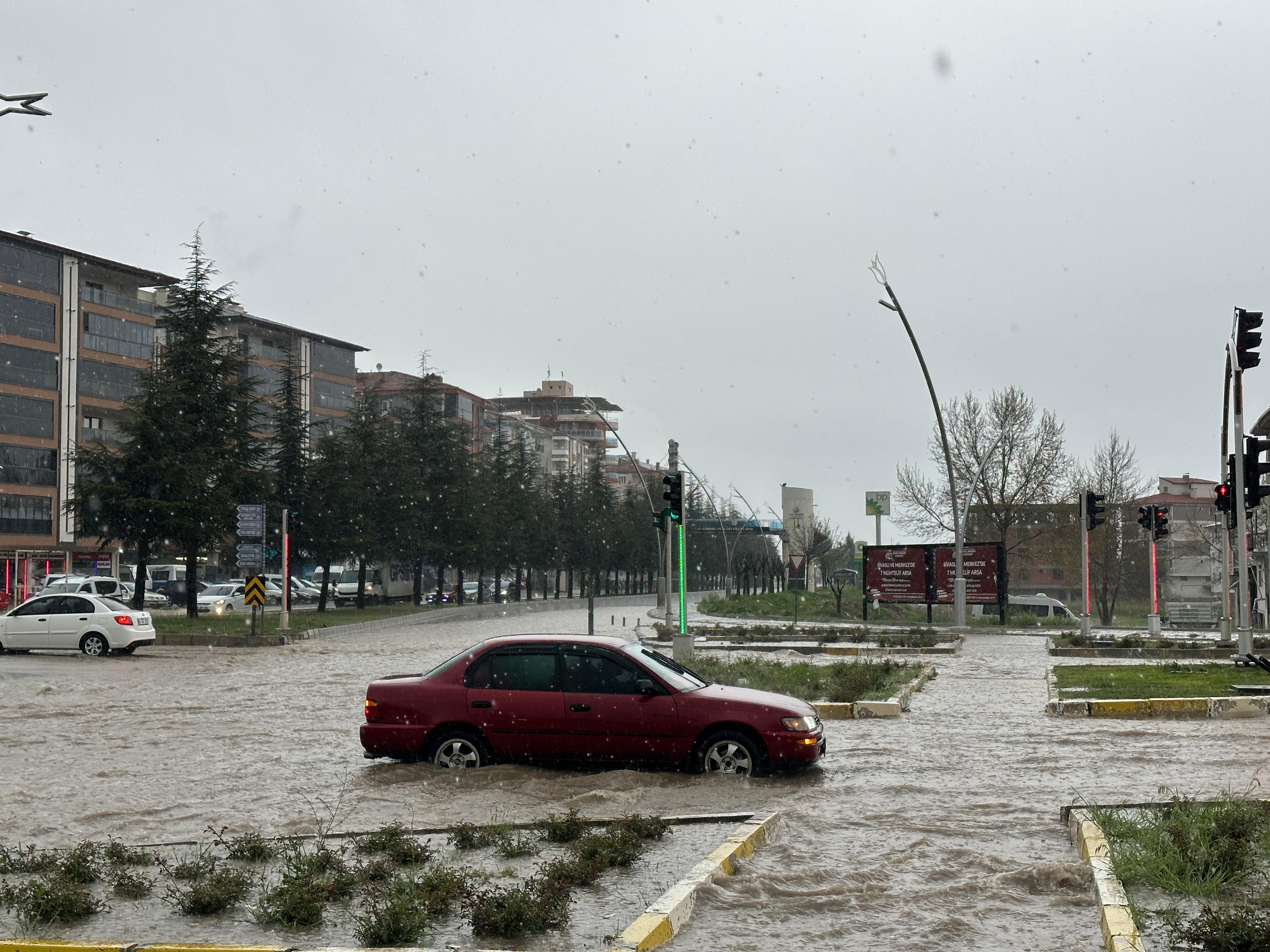 Uşak Göle Döndü, Sağanak Yağış Trafiği Kilitledi (10)
